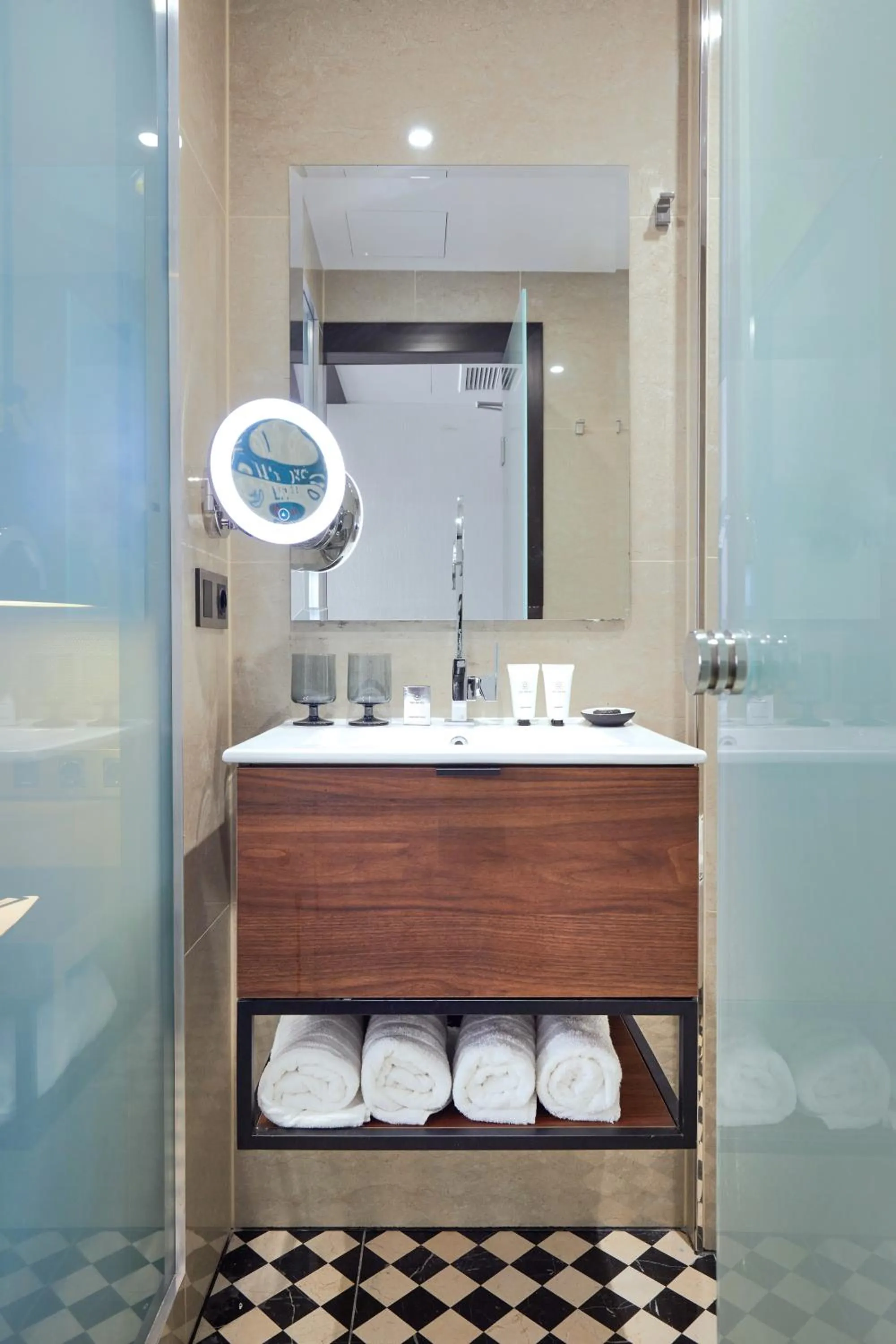 Toilet in Hotel Cortes Rambla