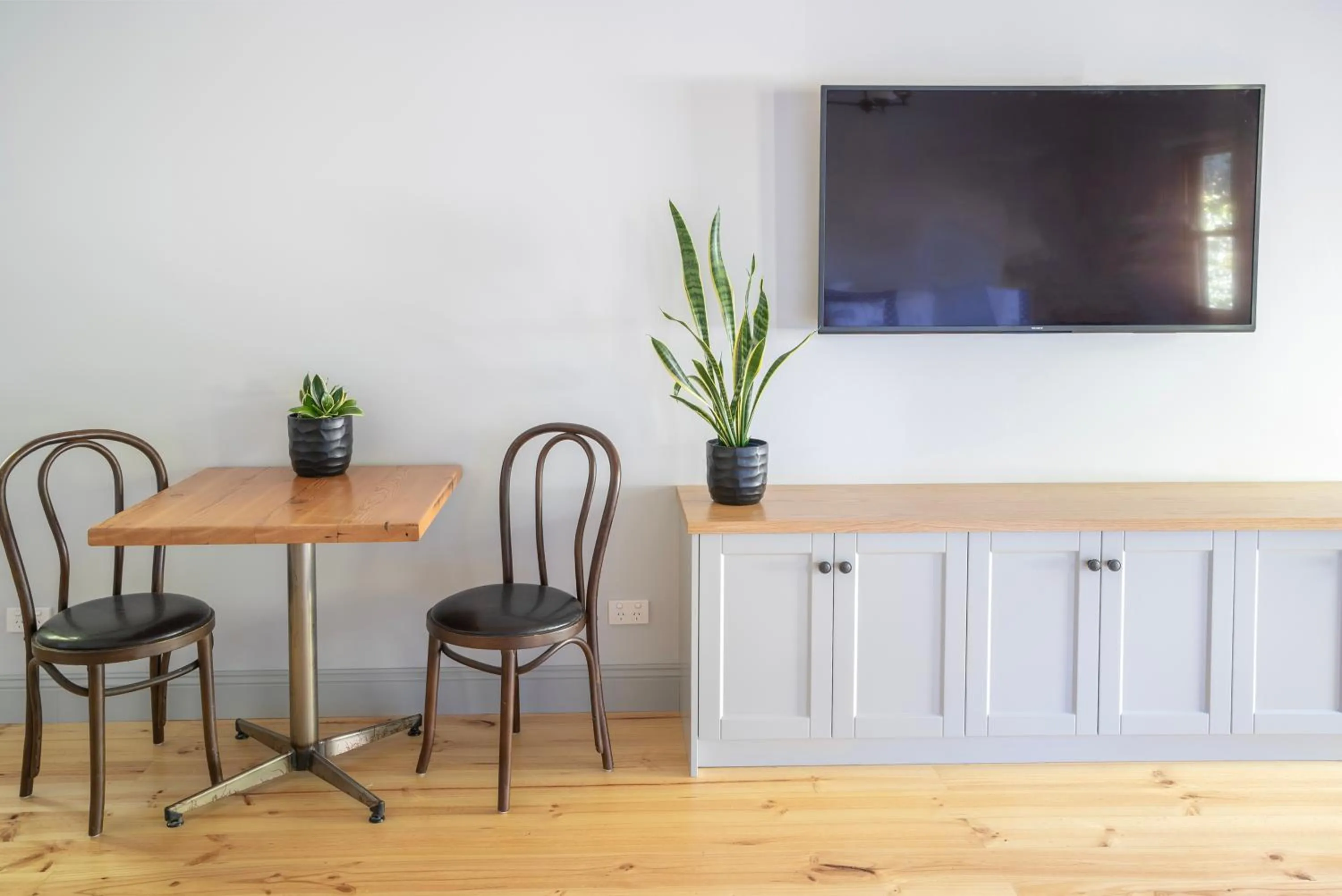 TV and multimedia in Willunga Gallery Cabins