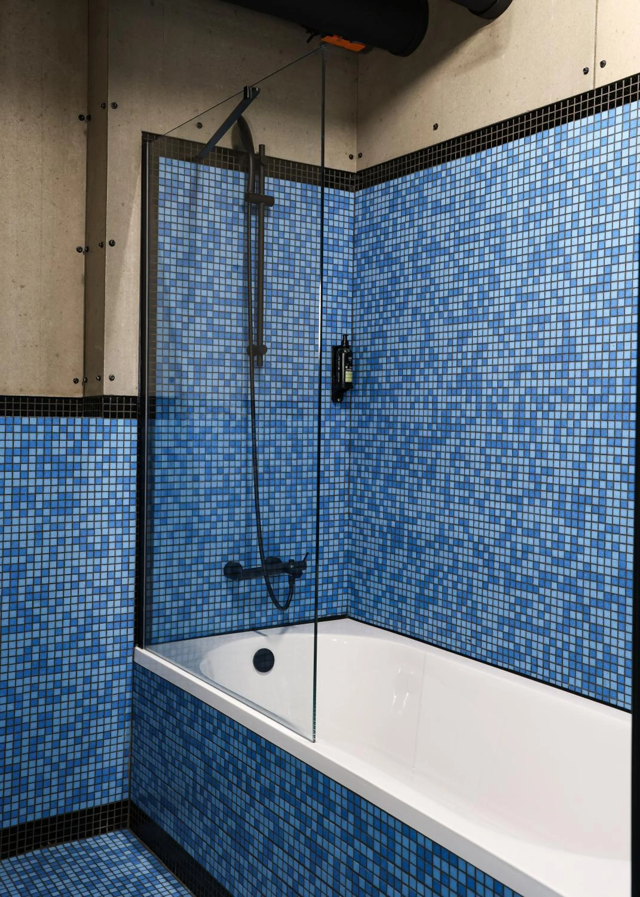 Shower in JAM Lisbon