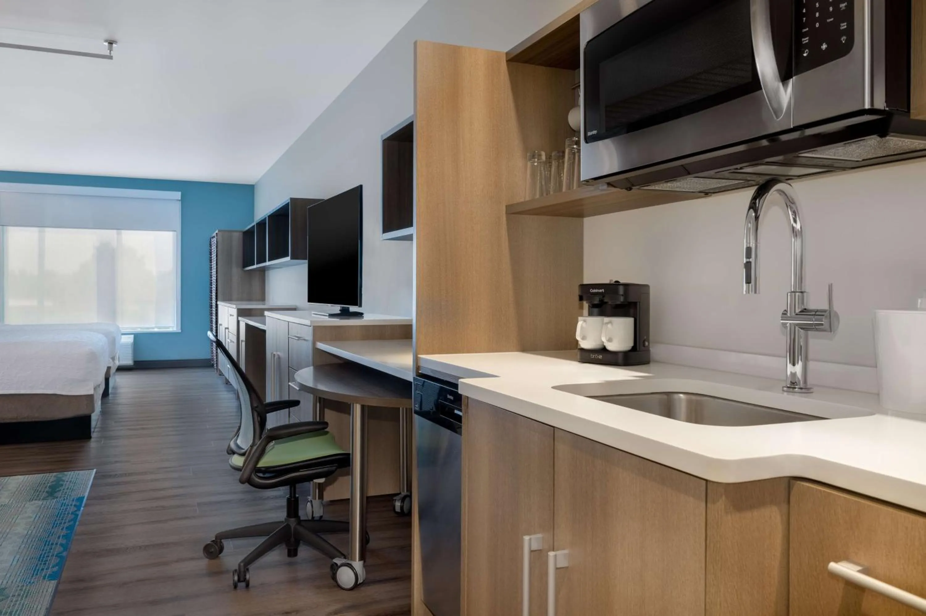 Kitchen or kitchenette, Bed in Home2 Suites By Hilton Bristol