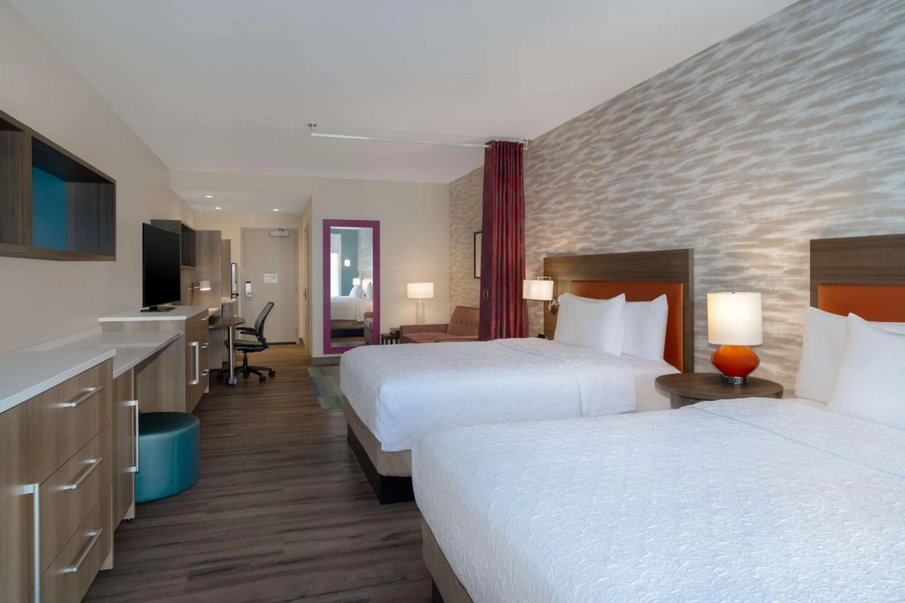 Living room, Bed in Home2 Suites By Hilton Bristol