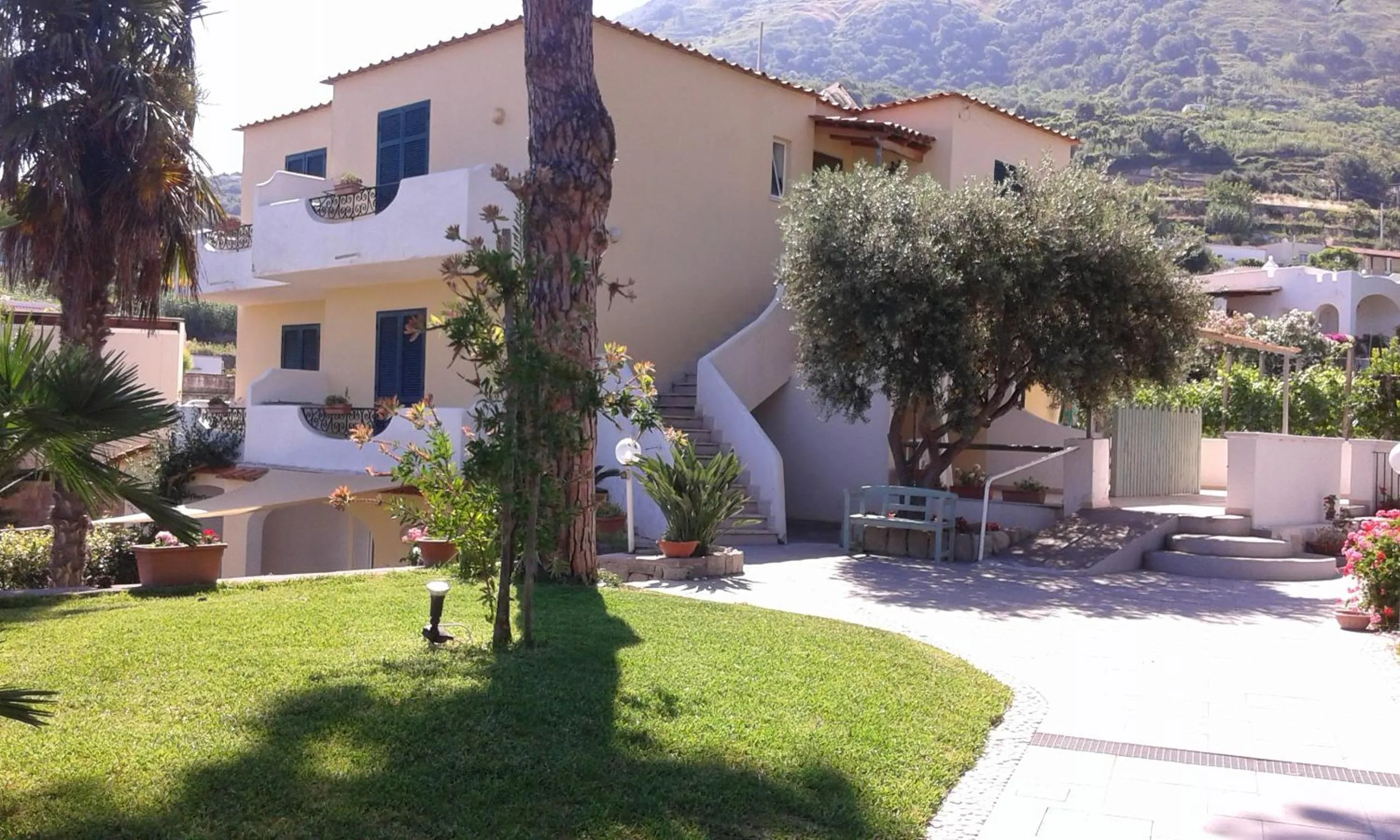 Property building in Villa Olivia Residence Ischia - Monolocali e Bilocali nel Verde con Piscine e Vista Mare