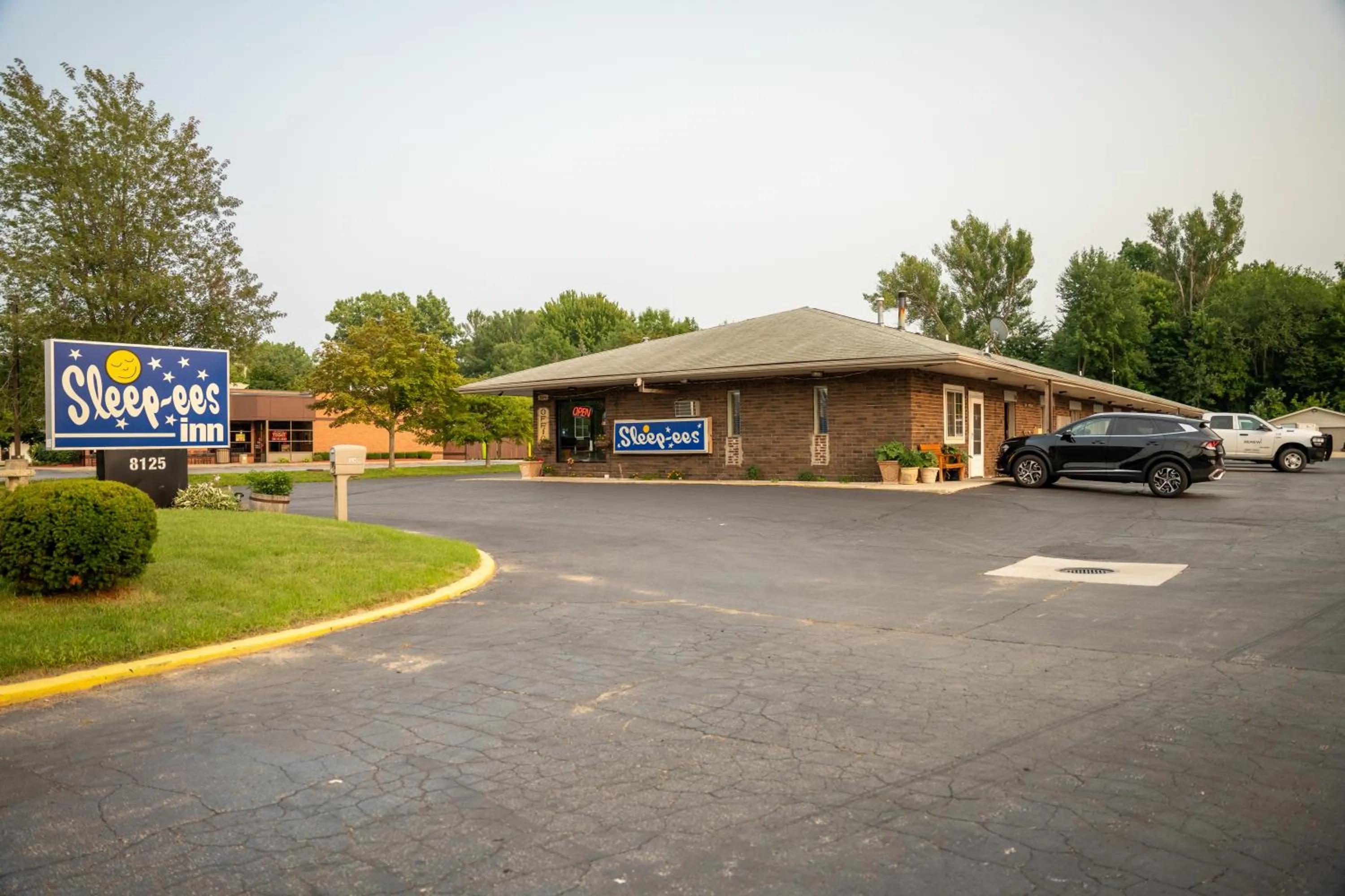 Property building in Sleep-ees Inn, Saginaw & Frankenmuth