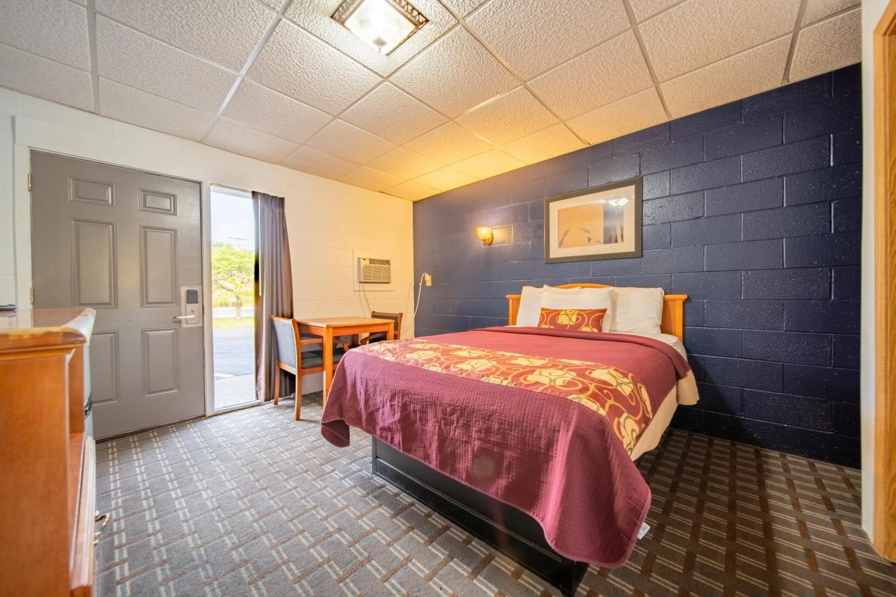 Bedroom, Bed in Sleep-ees Inn, Saginaw & Frankenmuth