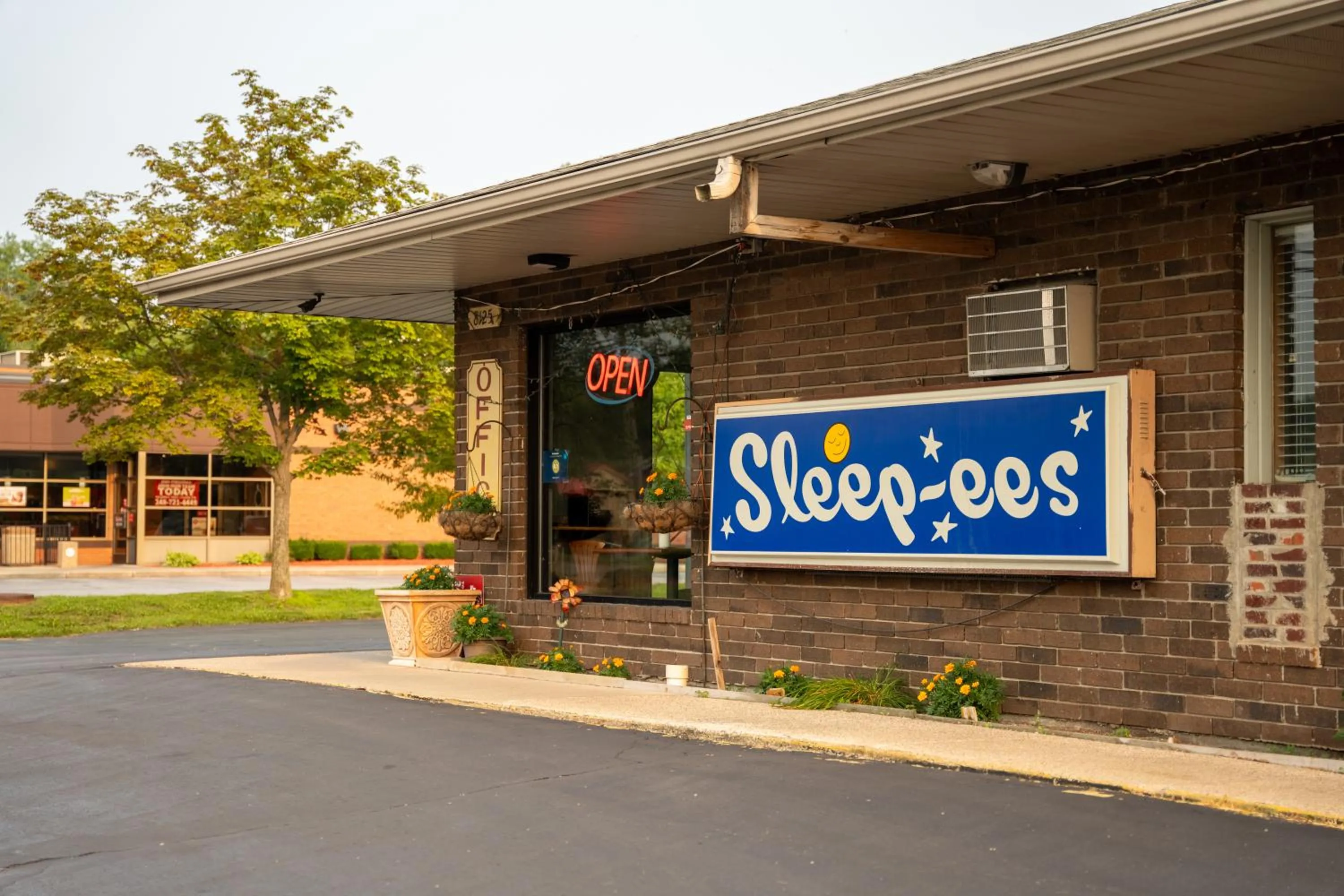 Property building in Sleep-ees Inn, Saginaw & Frankenmuth