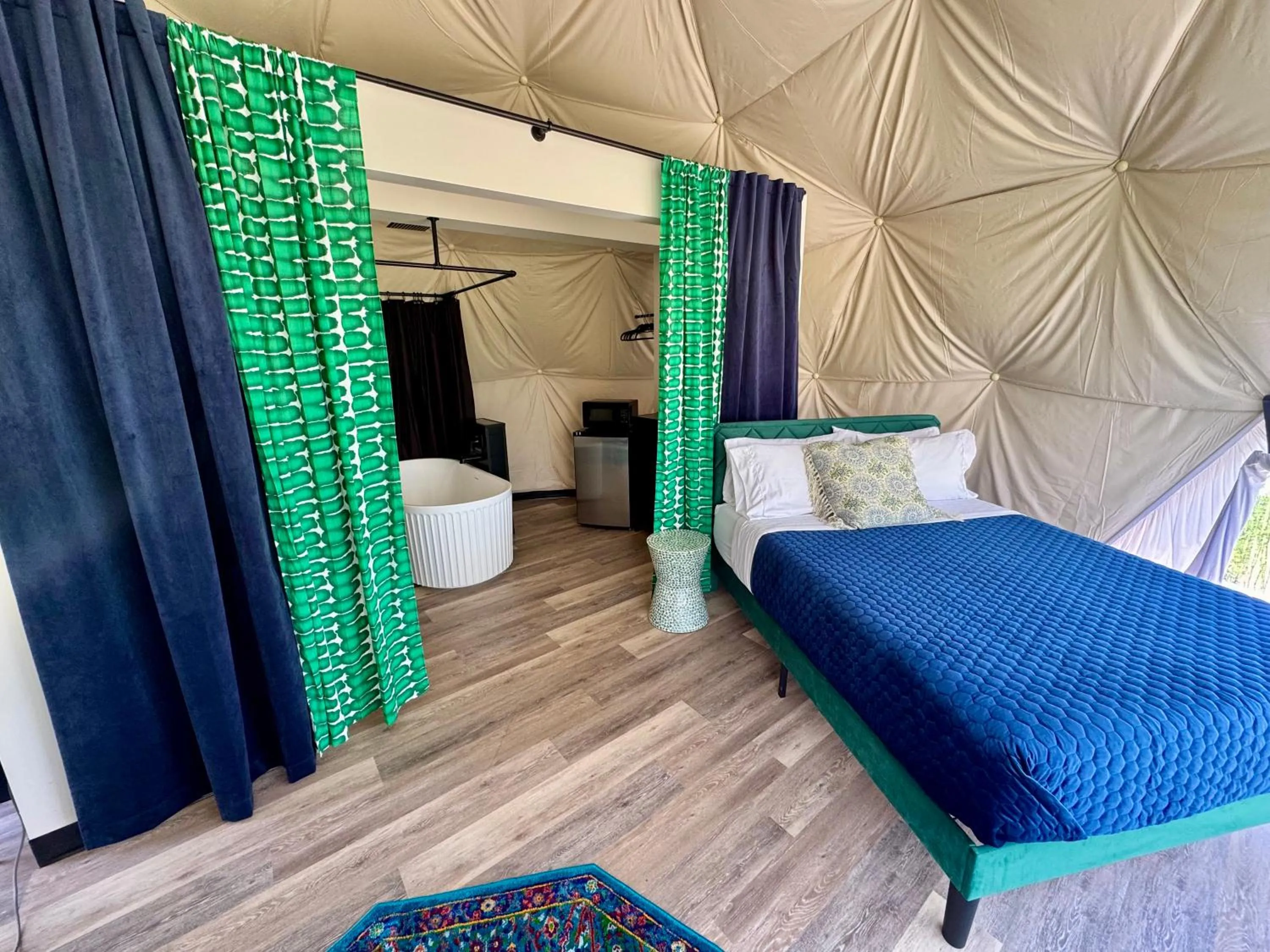 Photo of the whole room, Bed in DayDreamer Domes