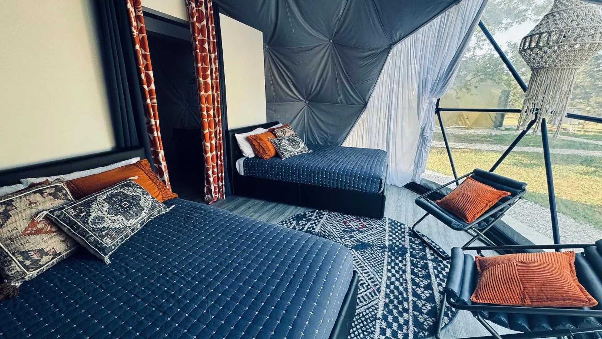 Photo of the whole room, Bed in DayDreamer Domes