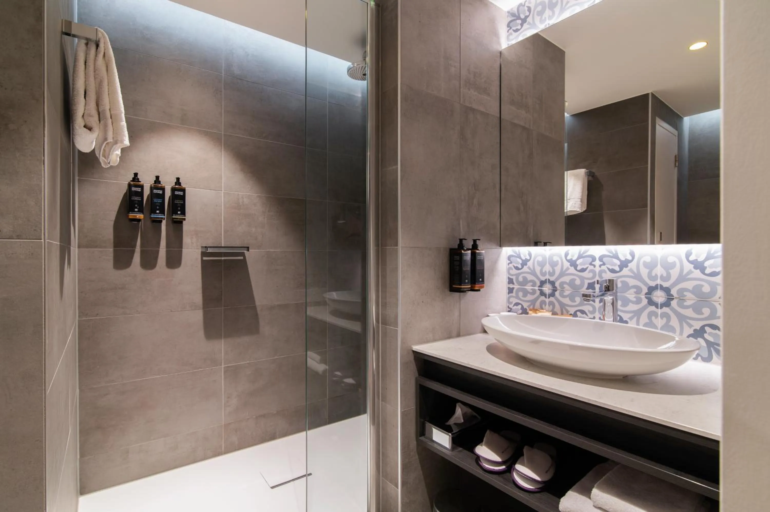 Shower in Mercure Amsterdam City Hotel