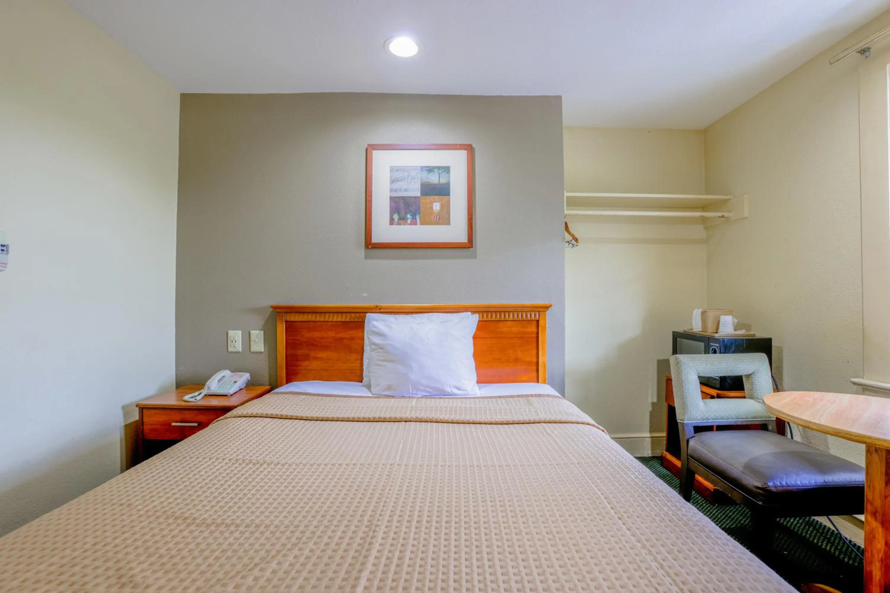 Bedroom, Bed in Budget Inn By OYO Natural Bridge I-81