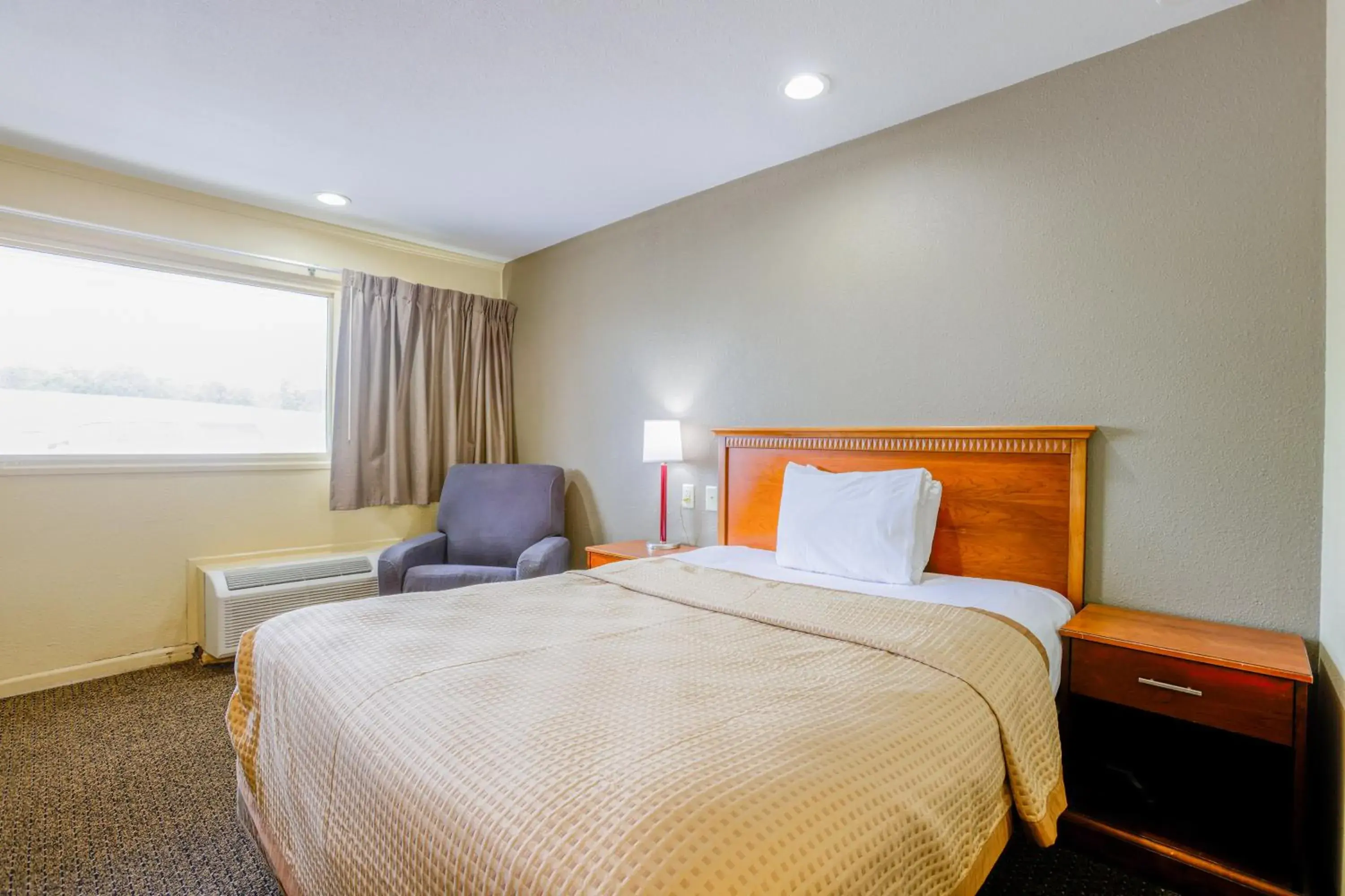 Queen Bed Non-Smoking in Budget Inn By OYO Natural Bridge I-81 Queen Bed Non-Smoking in Budget Inn By OYO Natural Bridge I-81