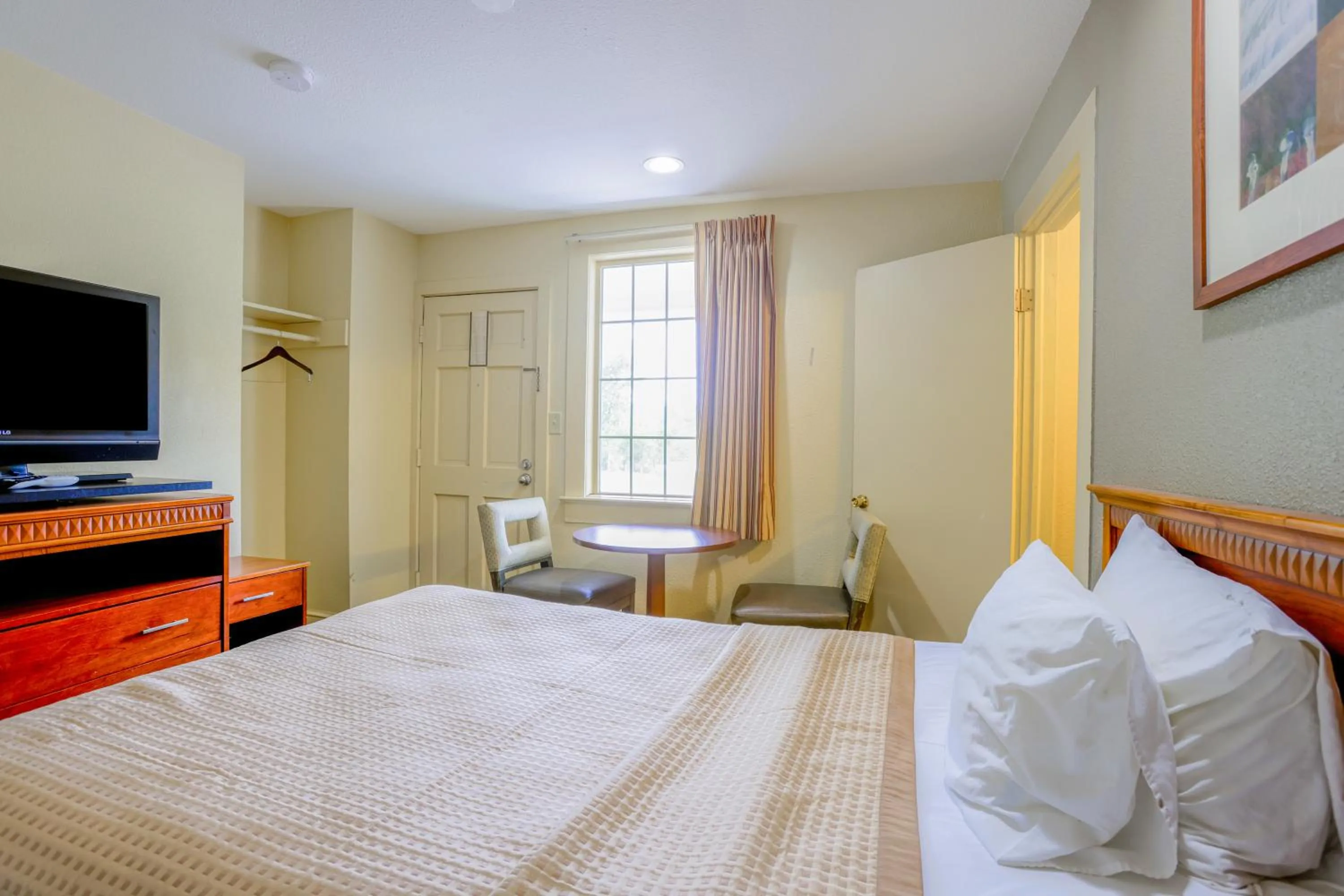 Bedroom, Bed in Budget Inn By OYO Natural Bridge I-81