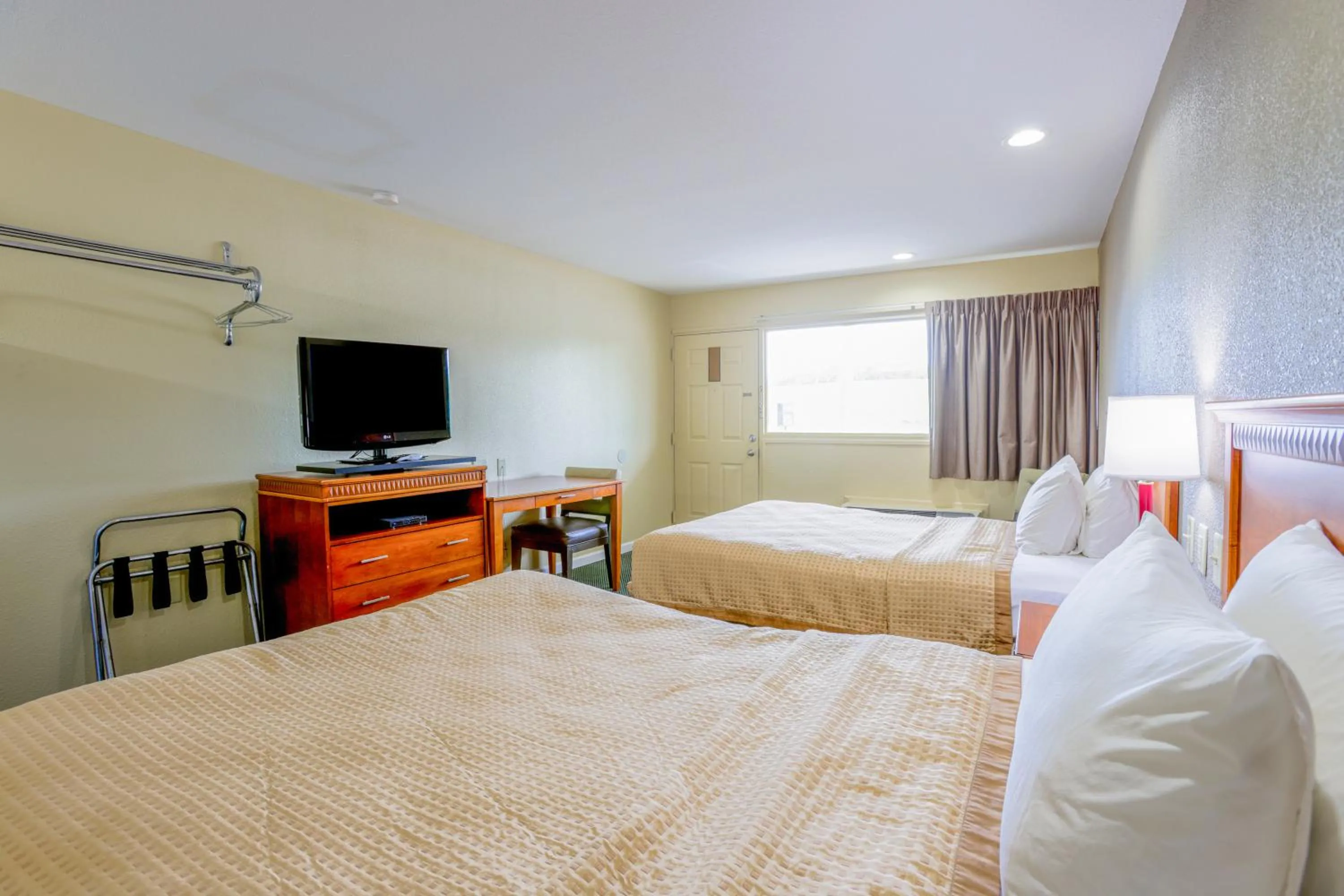 Bedroom, Bed in Budget Inn By OYO Natural Bridge I-81