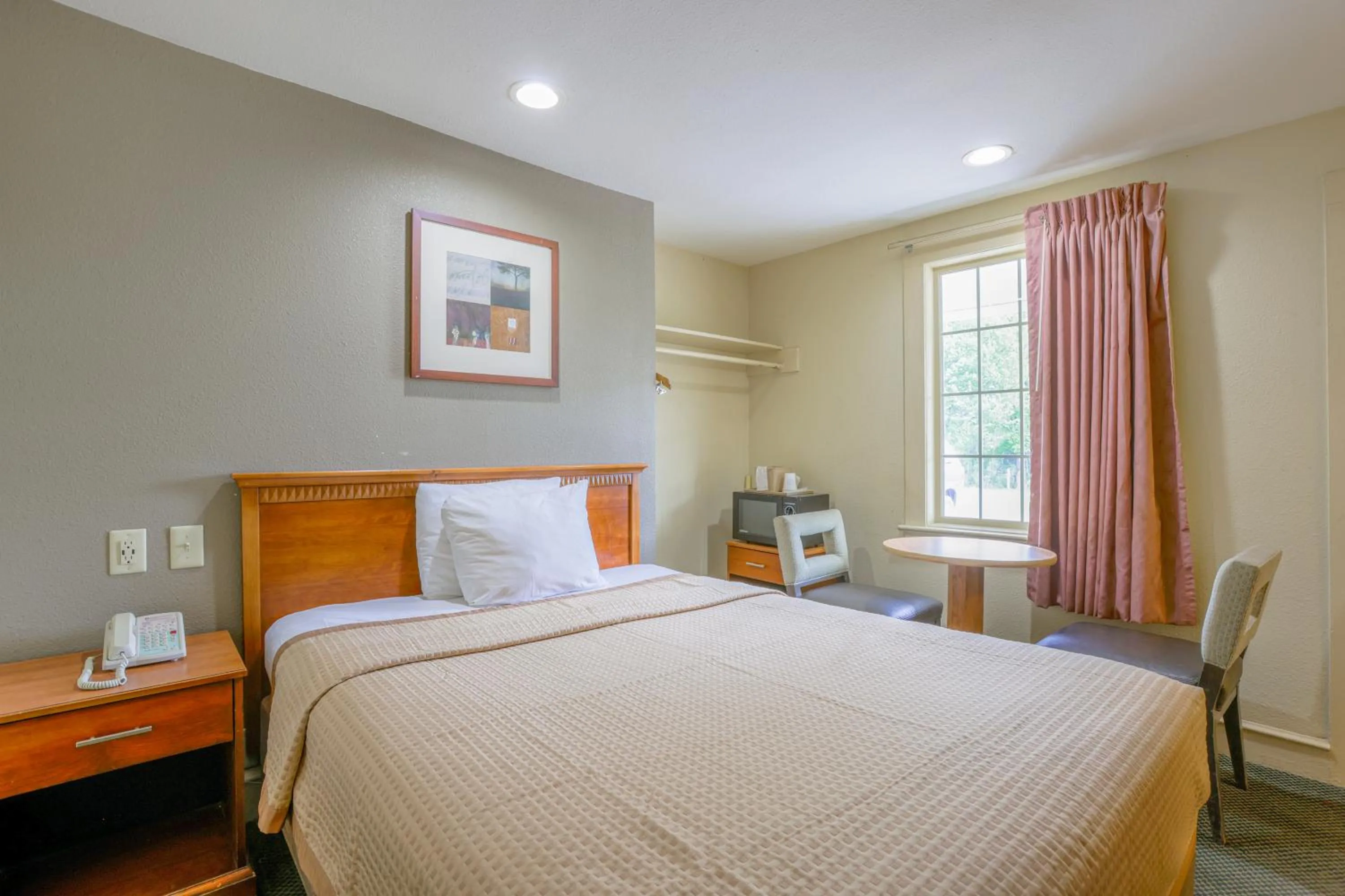 Bedroom, Bed in Budget Inn By OYO Natural Bridge I-81