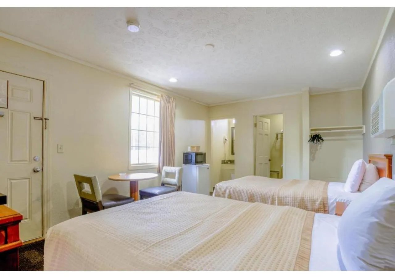 Bedroom, Bed in Budget Inn By OYO Natural Bridge I-81