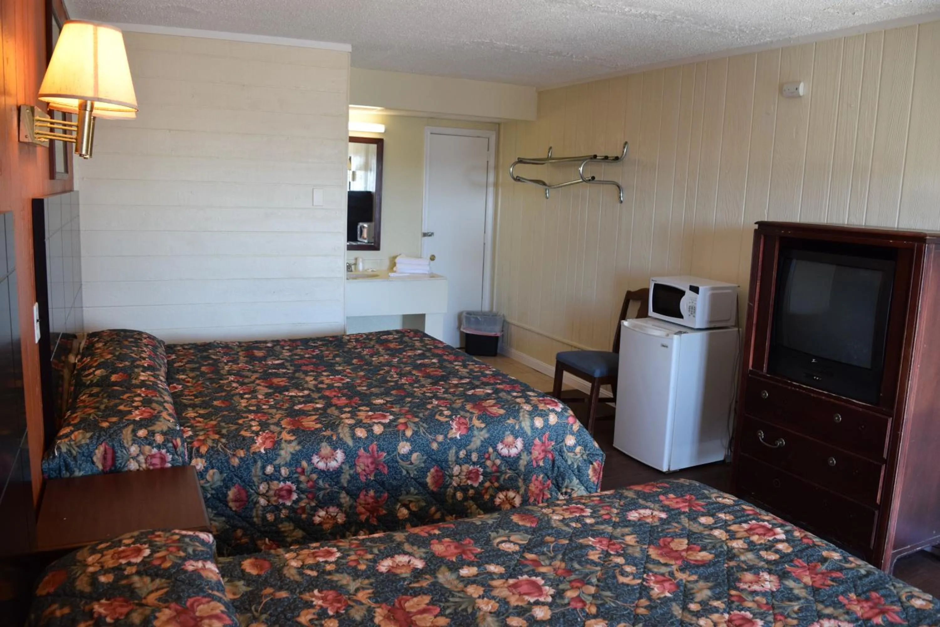 Photo of the whole room, Bed in Dry Dock Motel