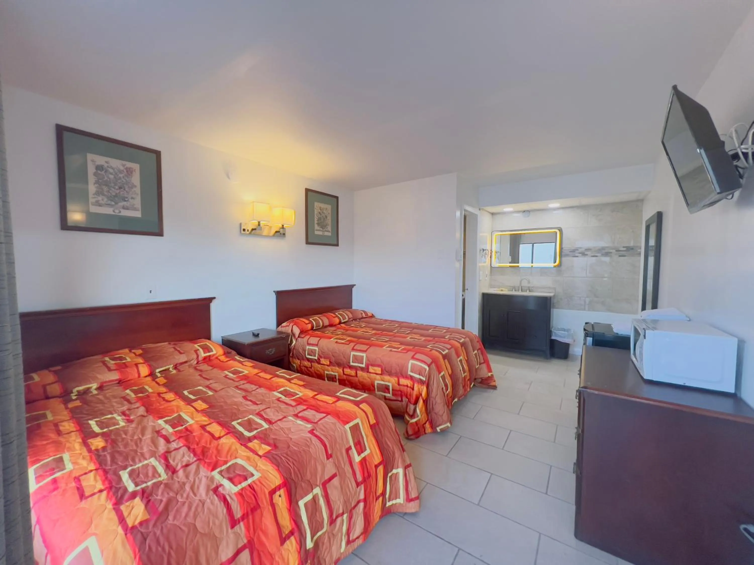 Photo of the whole room, Bed in Dry Dock Motel