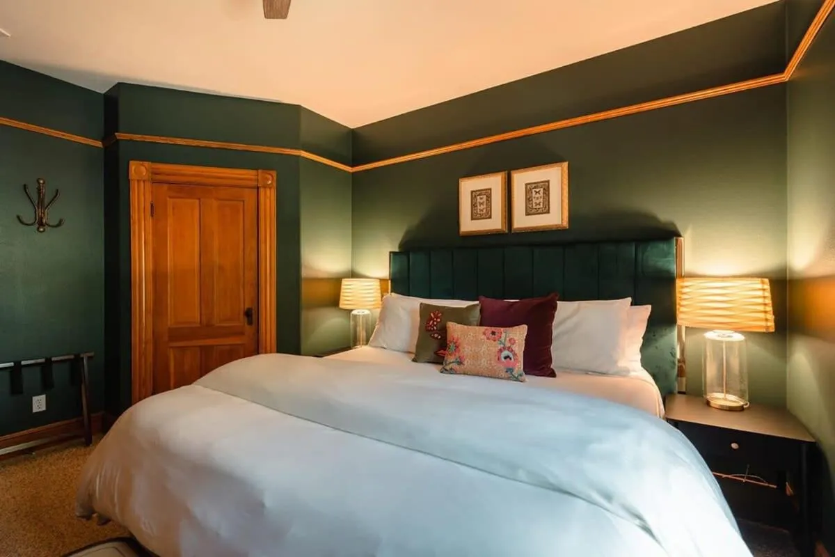 Bed in The Matriarch Heritage House- Downtown Ashland