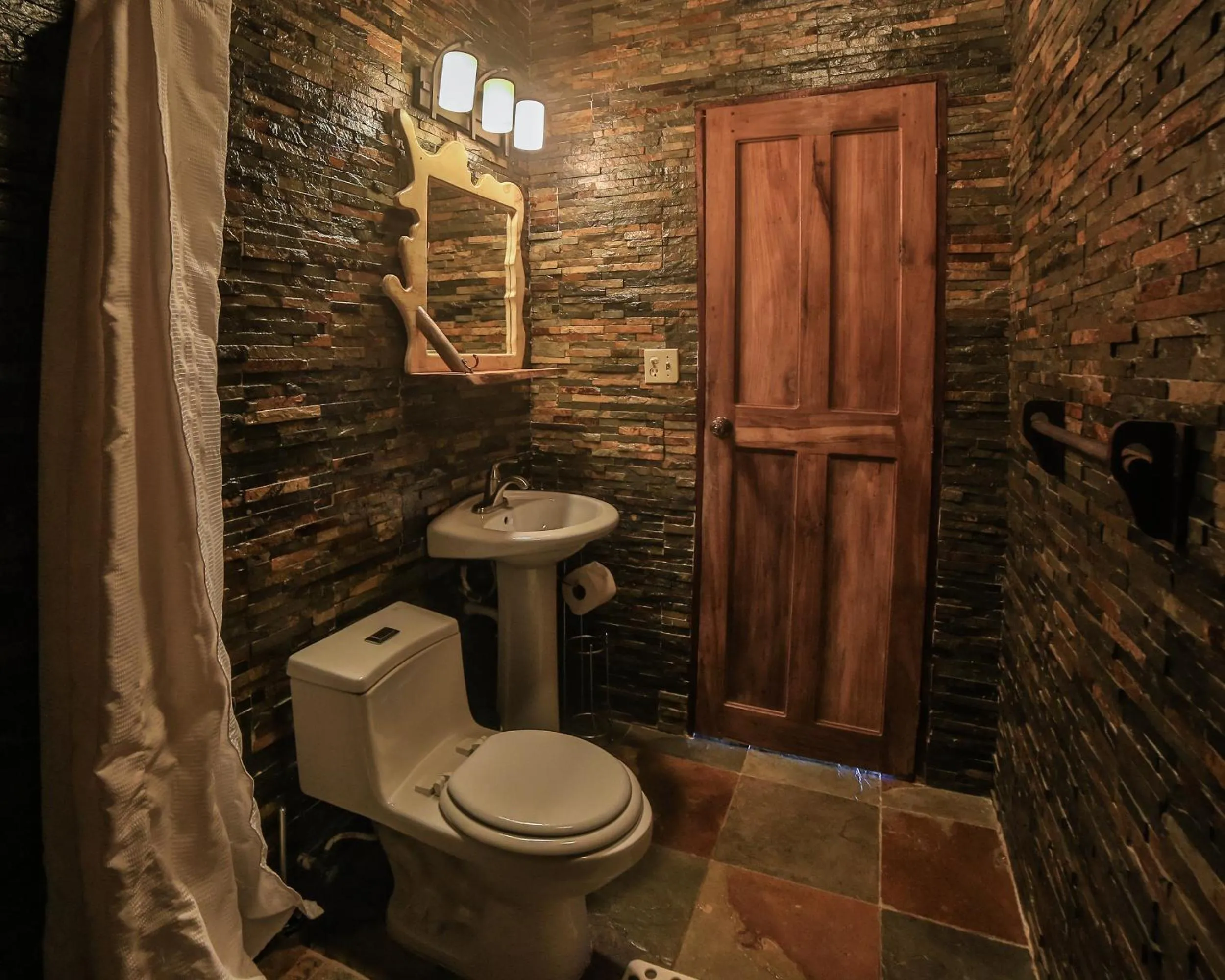 Bathroom in Bambuda Lodge