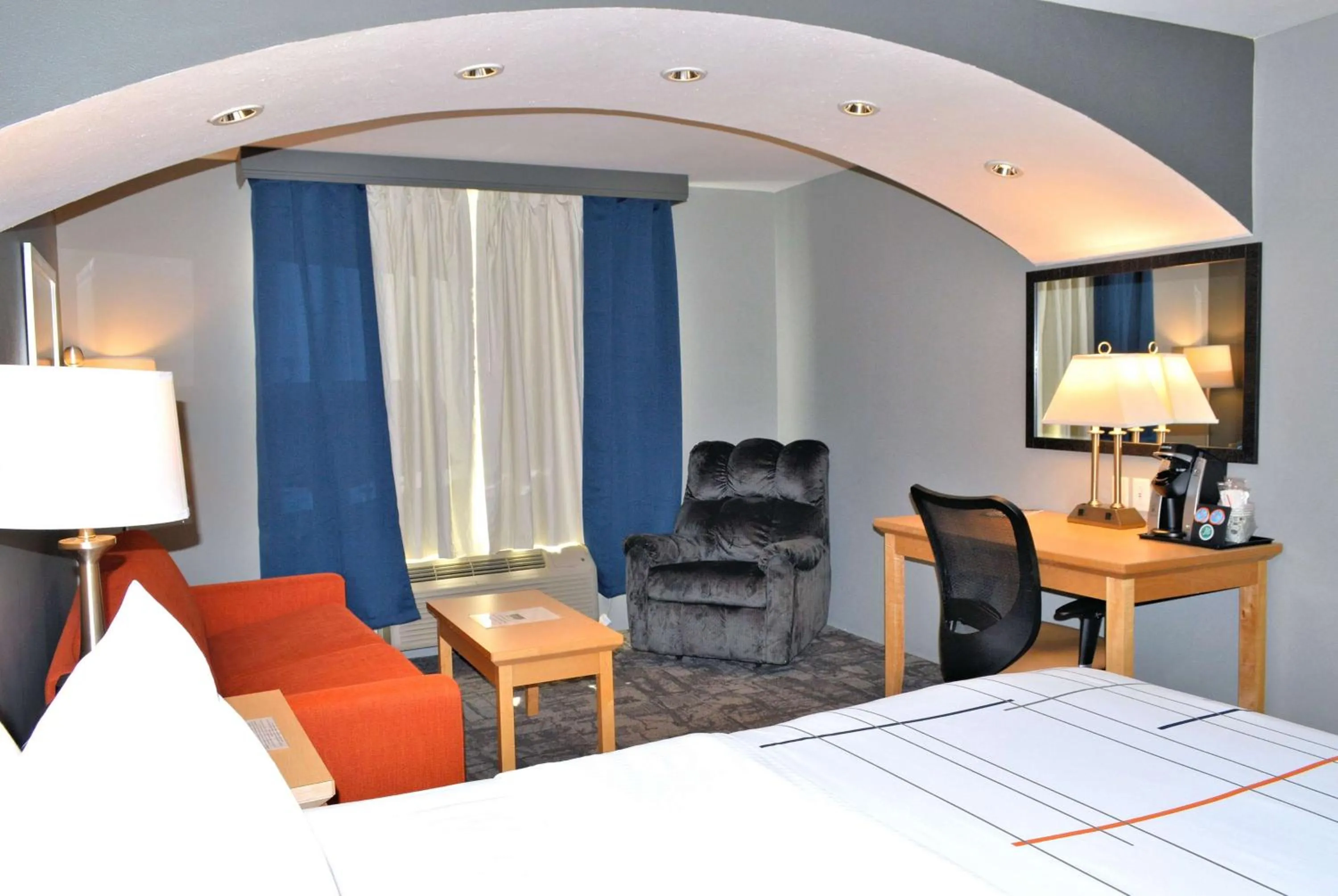 Photo of the whole room, Bed in La Quinta by Wyndham Rochester Mayo Clinic Area South