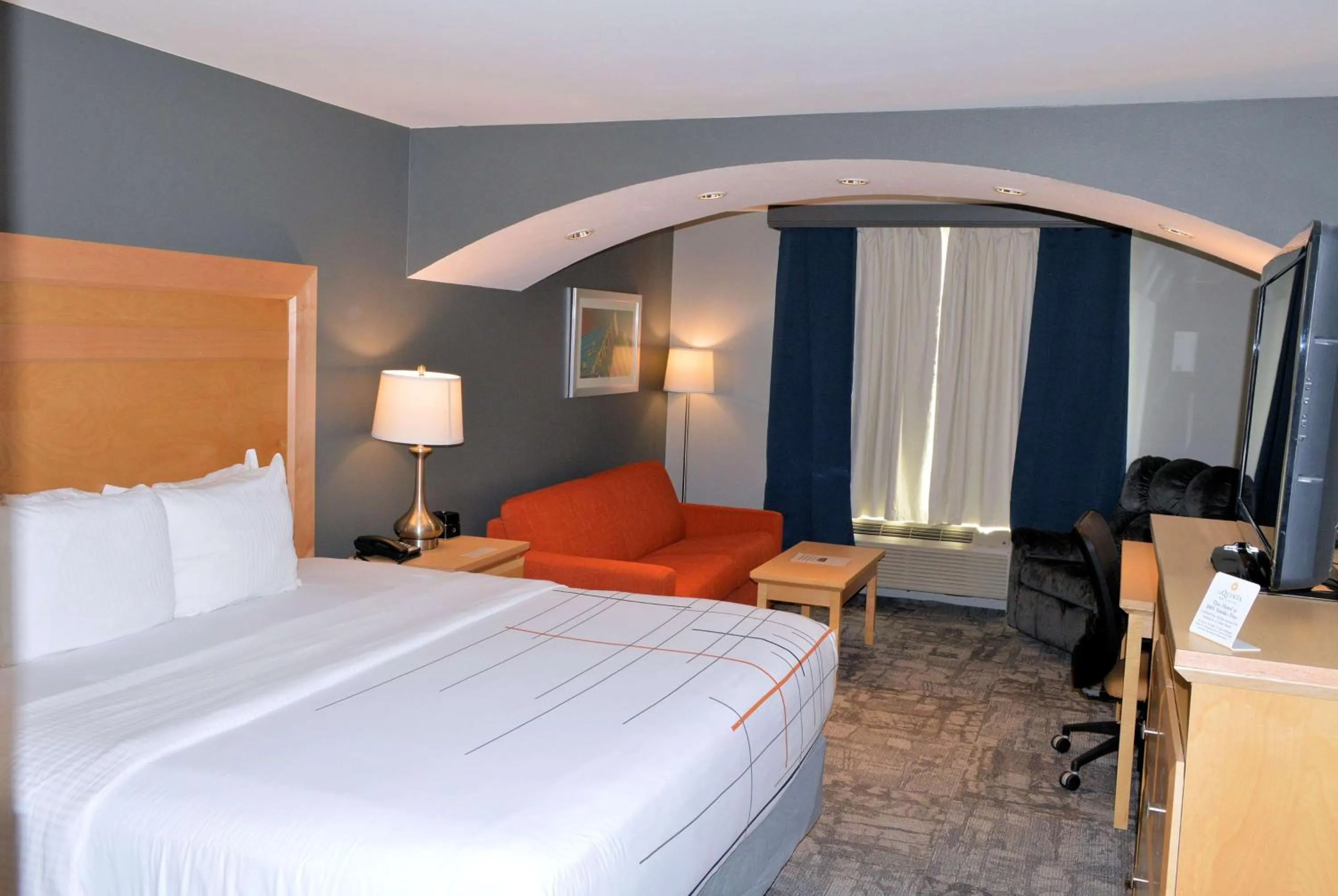 Photo of the whole room, Bed in La Quinta by Wyndham Rochester Mayo Clinic Area South