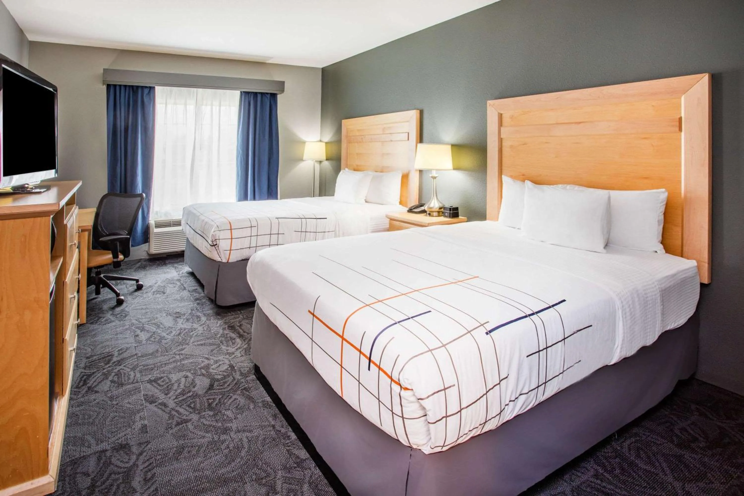 Photo of the whole room, Bed in La Quinta by Wyndham Rochester Mayo Clinic Area South