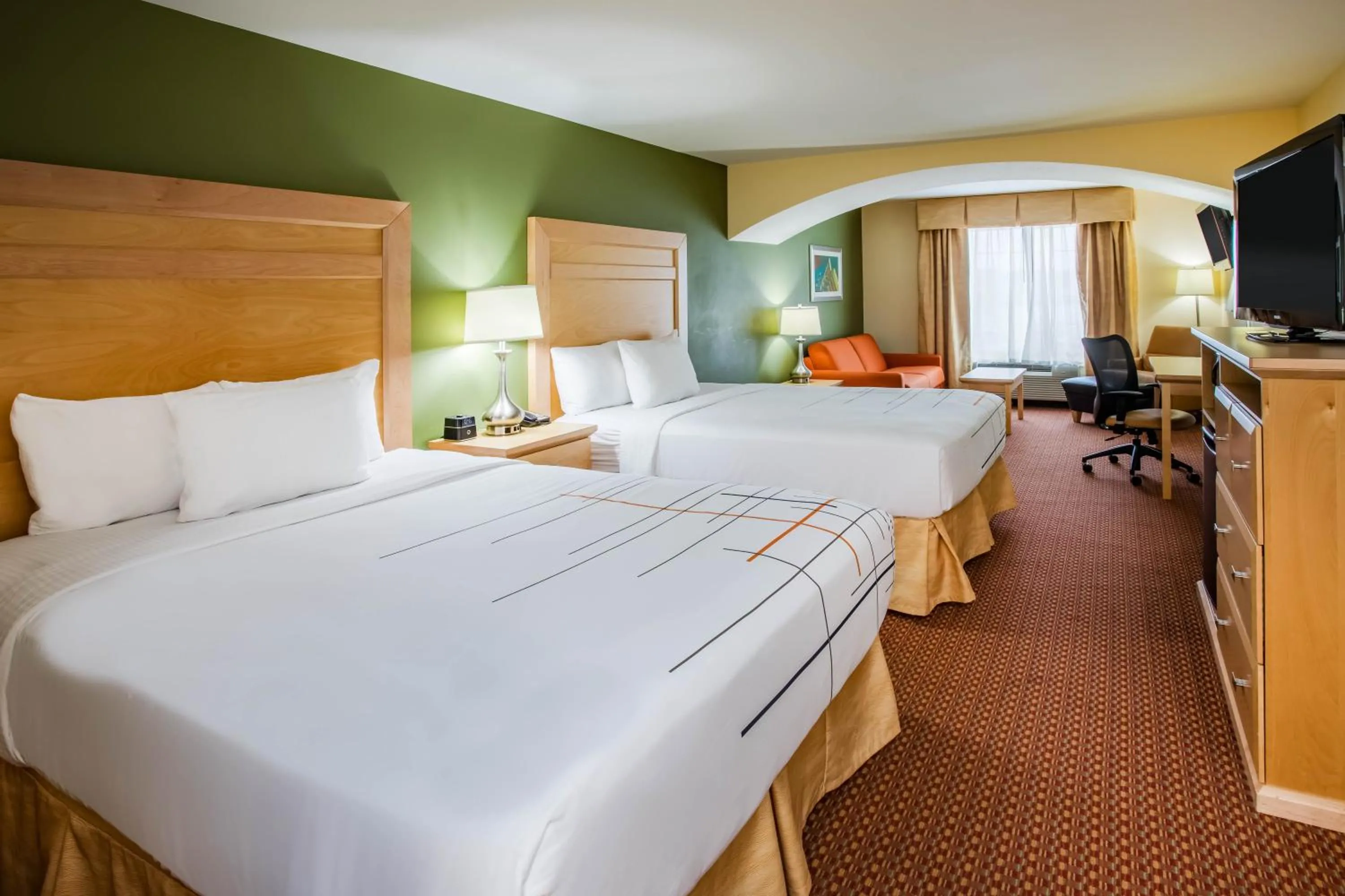 Photo of the whole room, Bed in La Quinta by Wyndham Rochester Mayo Clinic Area South