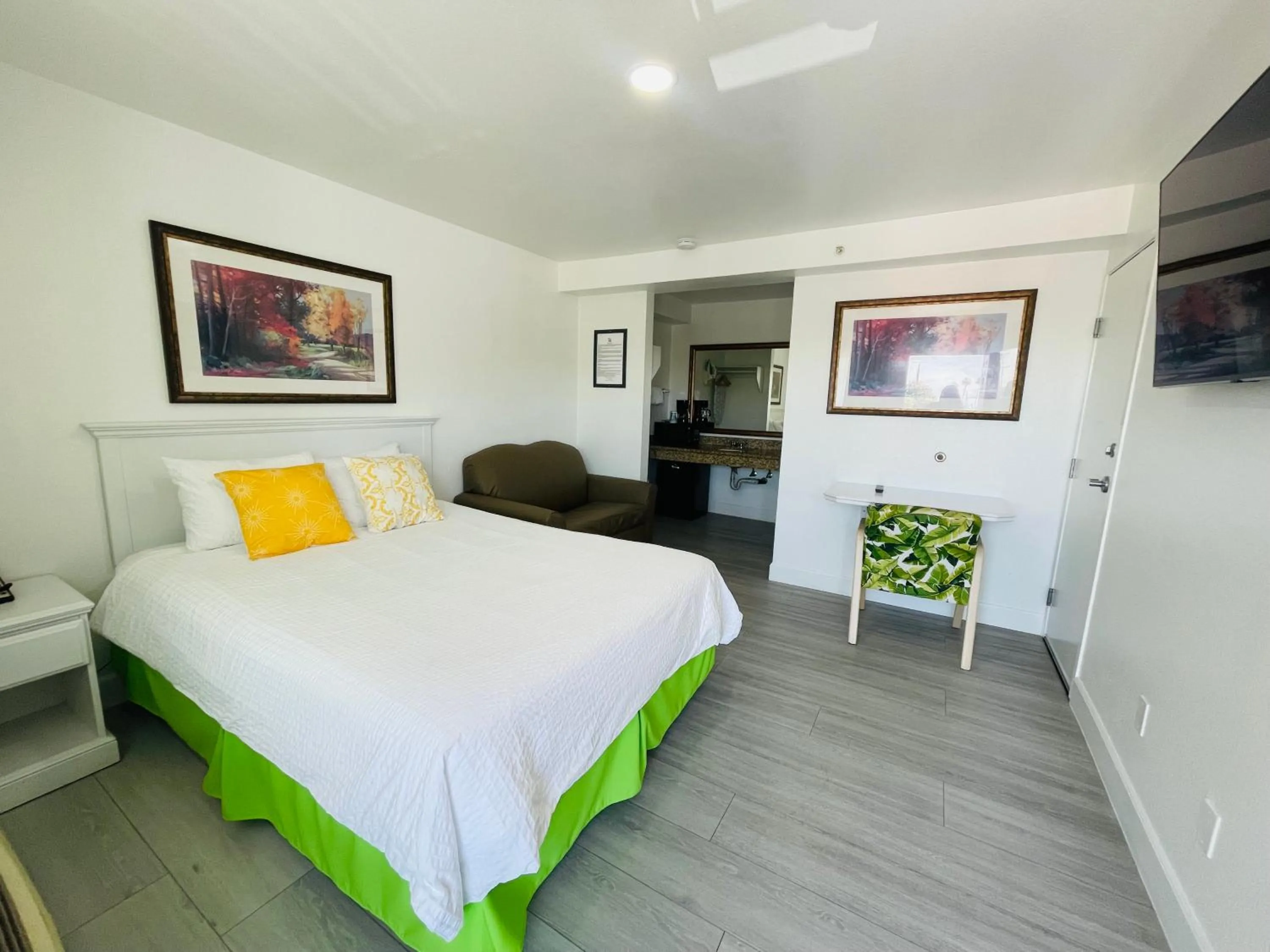 Photo of the whole room, Bed in Loma Linda Inn