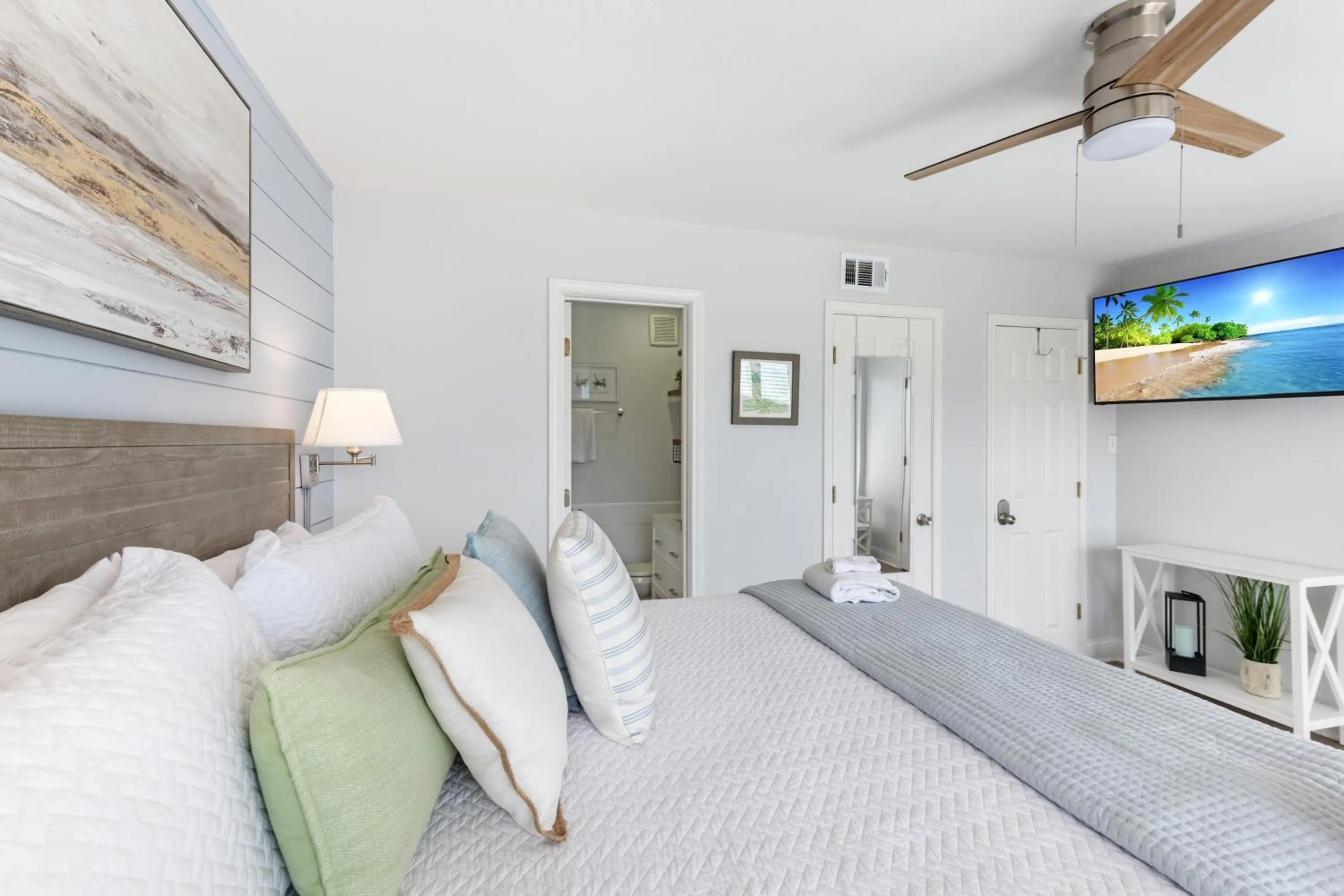 Other, Bed in Chasing Waves BH201