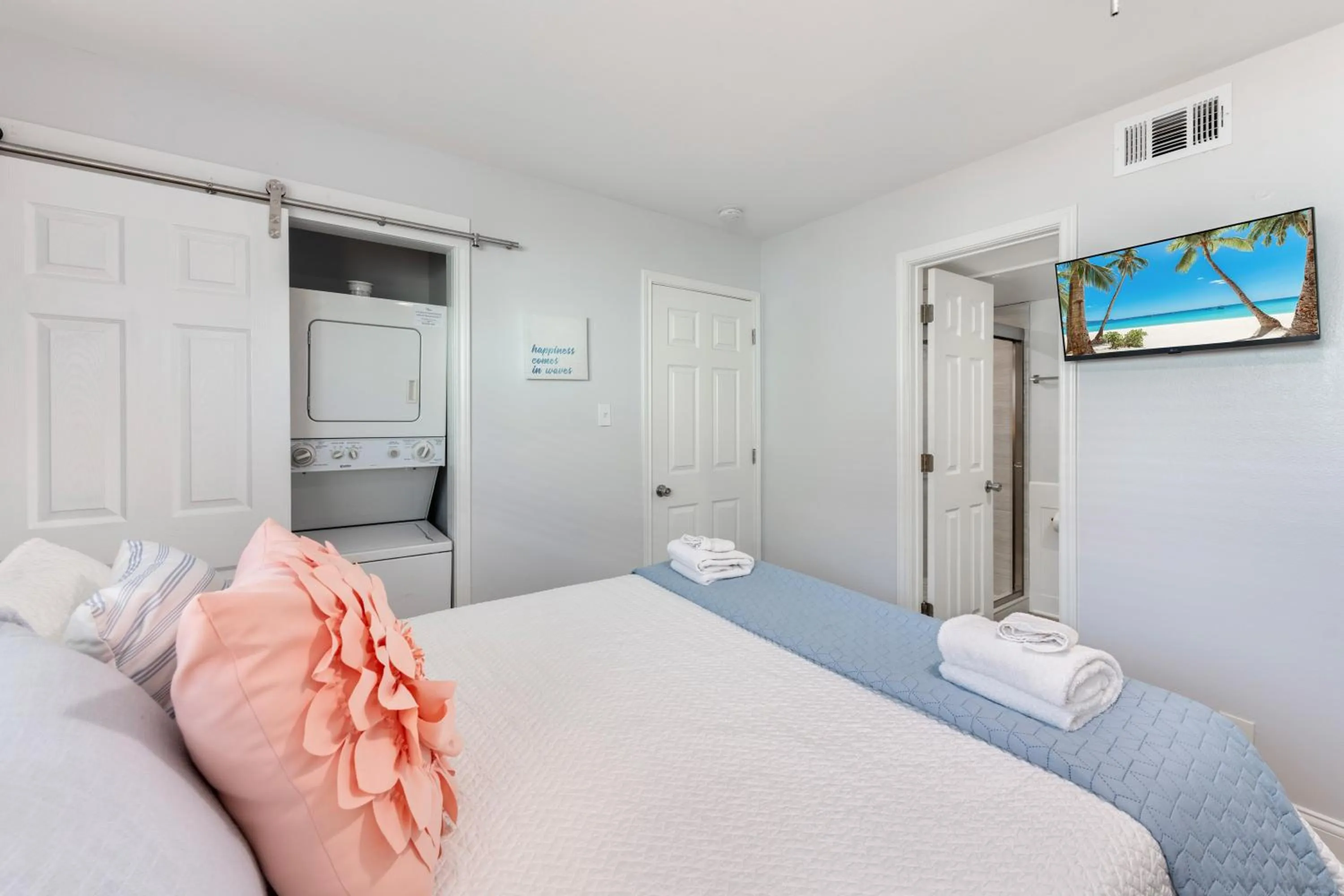 Other, Bed in Chasing Waves BH201