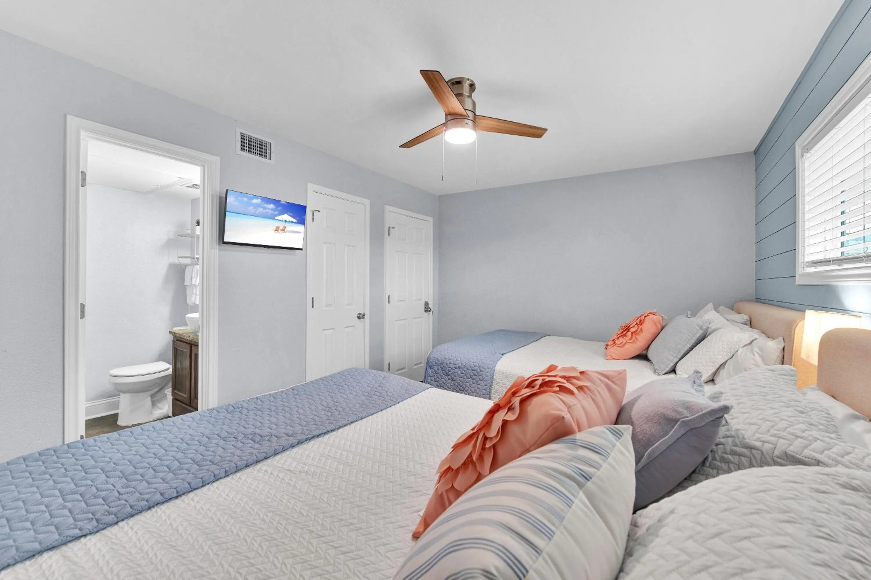 Other, Bed in Chasing Waves BH201