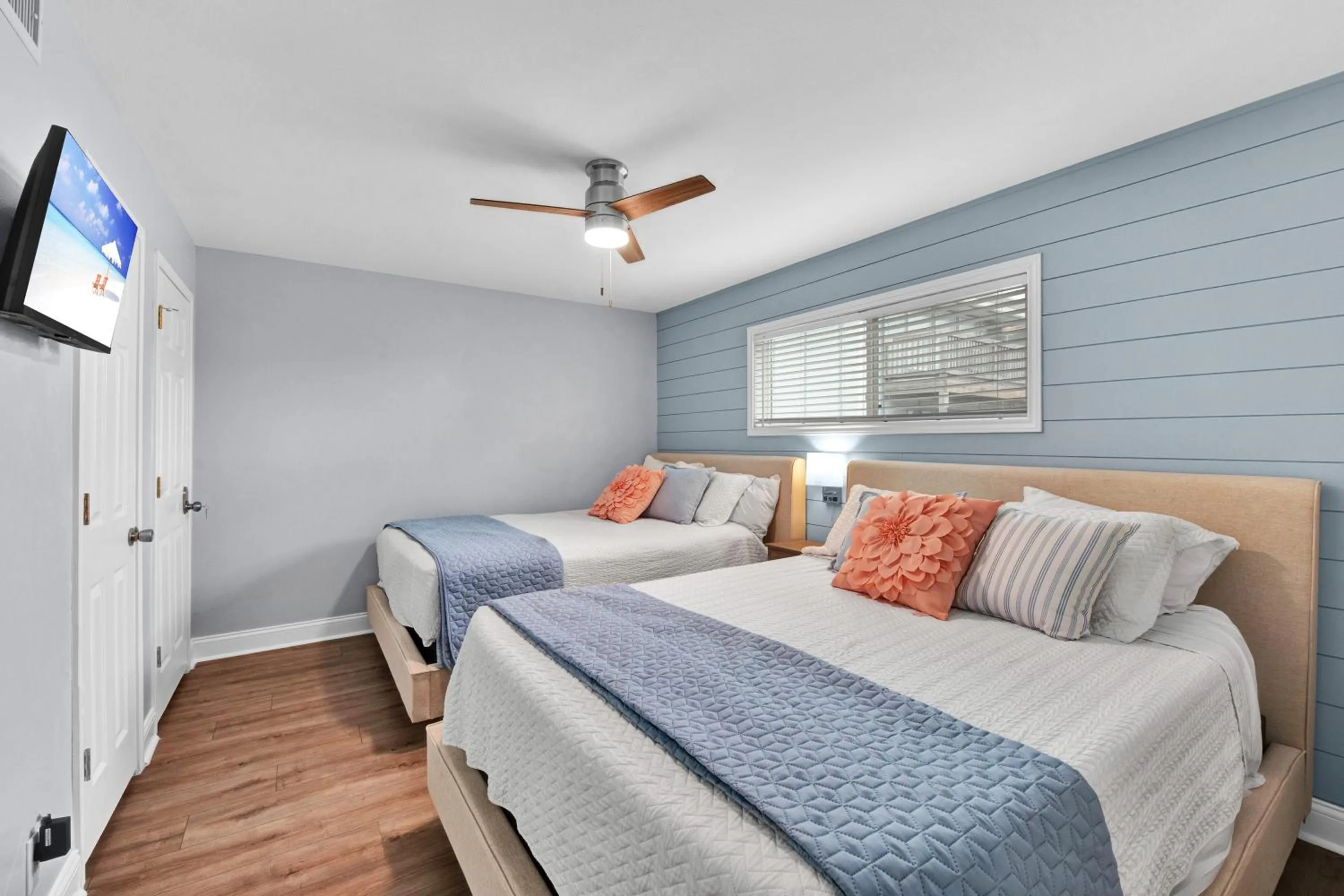 Other, Bed in Chasing Waves BH201