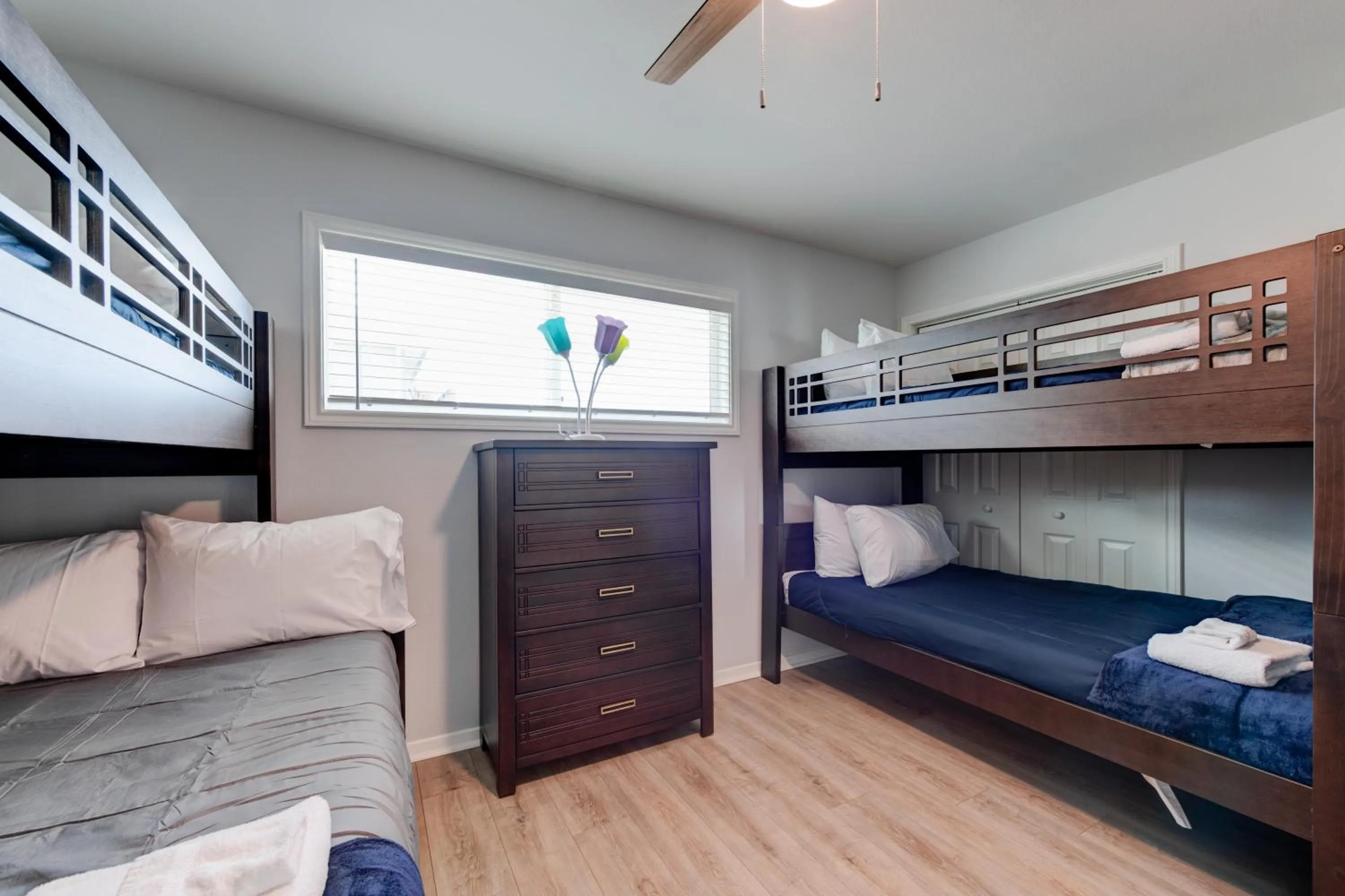 Other, Bed in Chasing Waves BH201