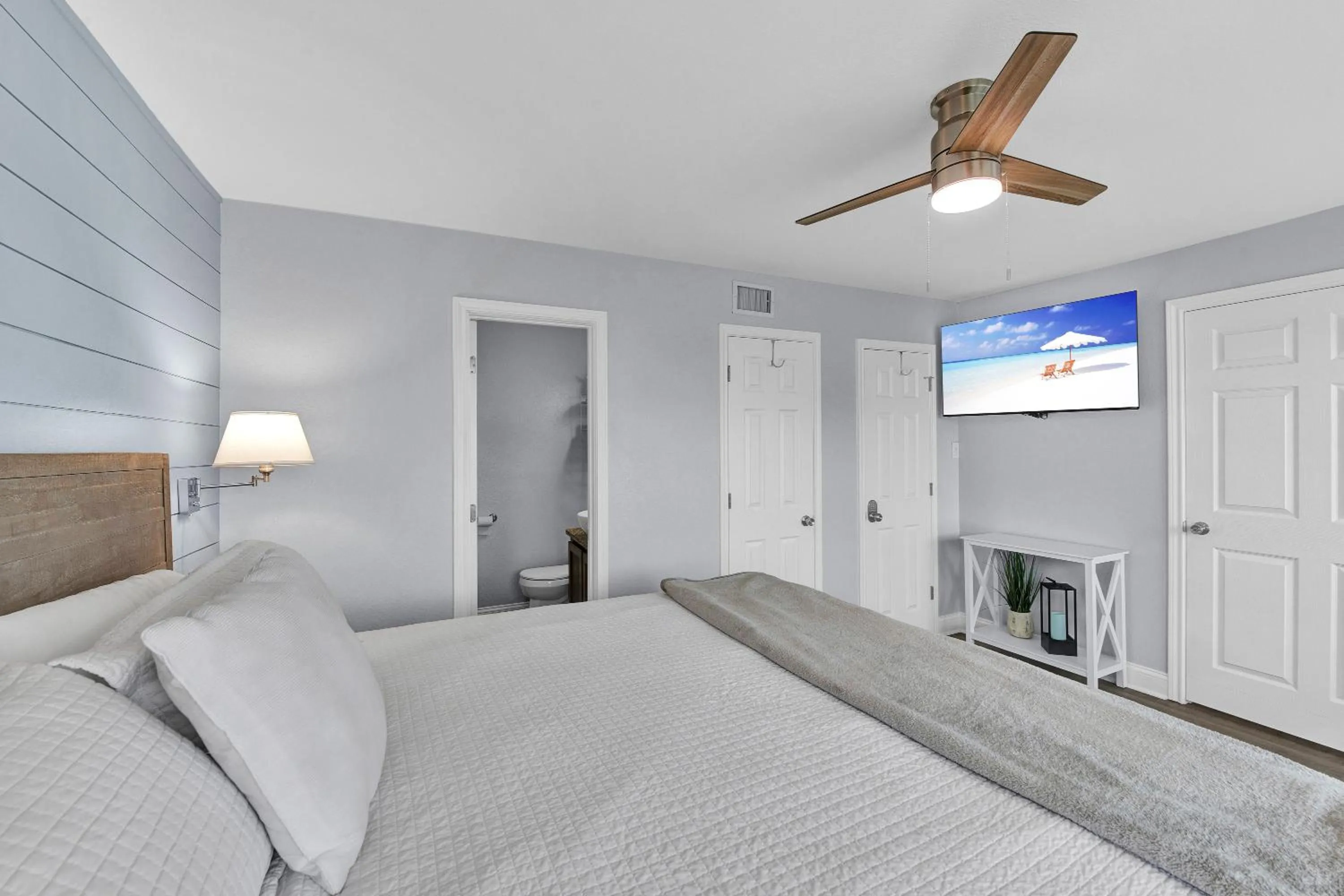 Other, Bed in Chasing Waves BH201