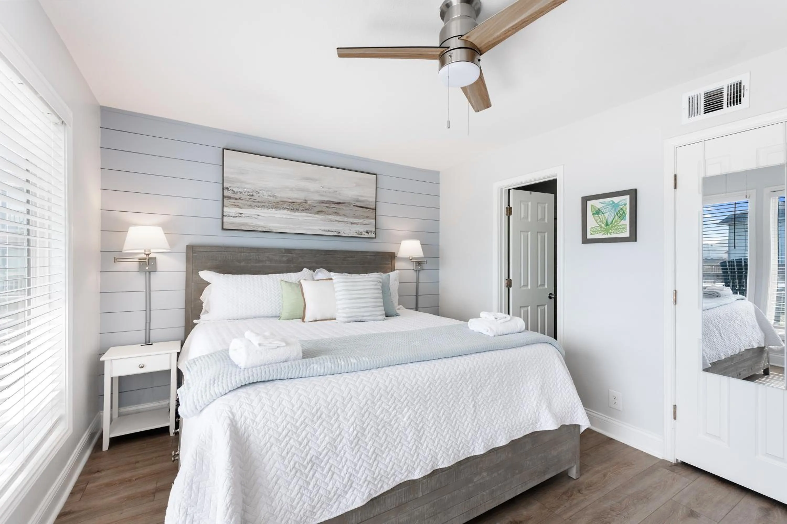 Other, Bed in Chasing Waves BH201