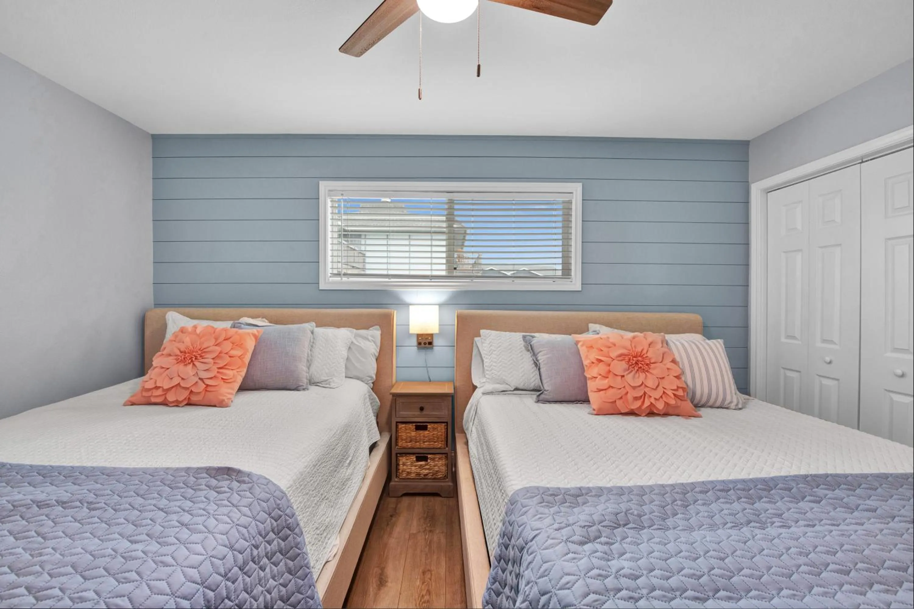 Other, Bed in Chasing Waves BH201