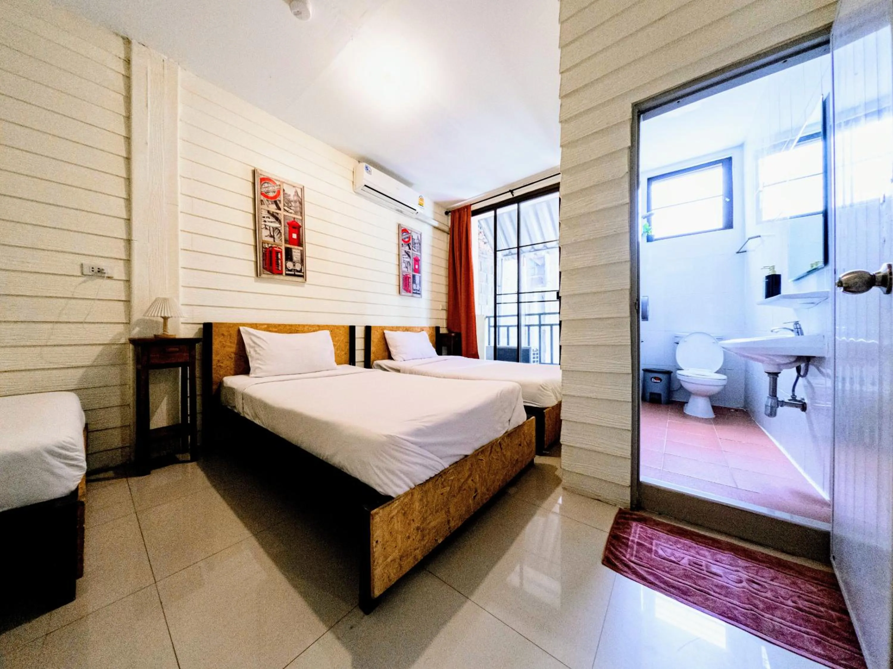 Photo of the whole room, Bed in Back Home Backpackers Hostel