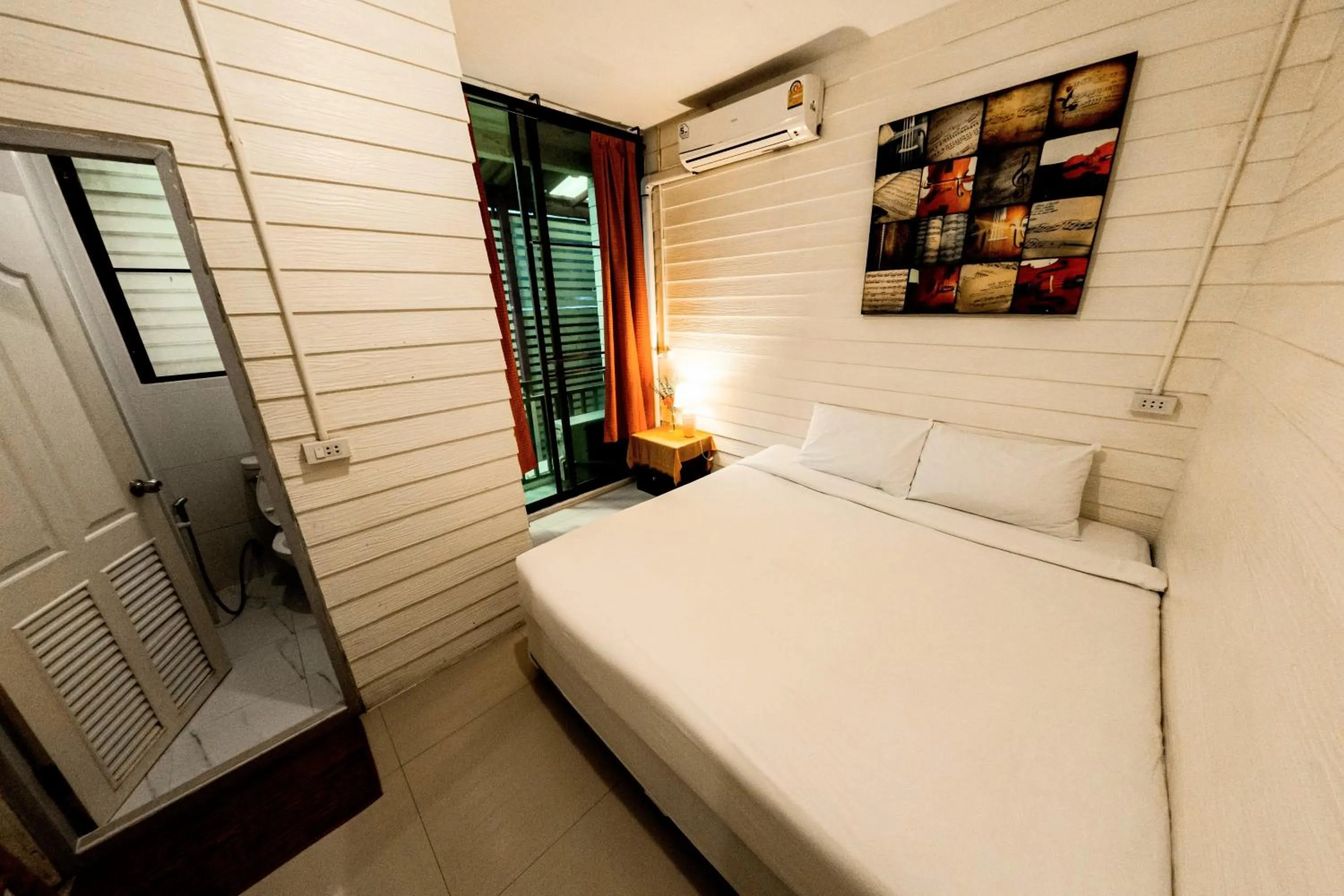 Photo of the whole room, Bed in Back Home Backpackers Hostel