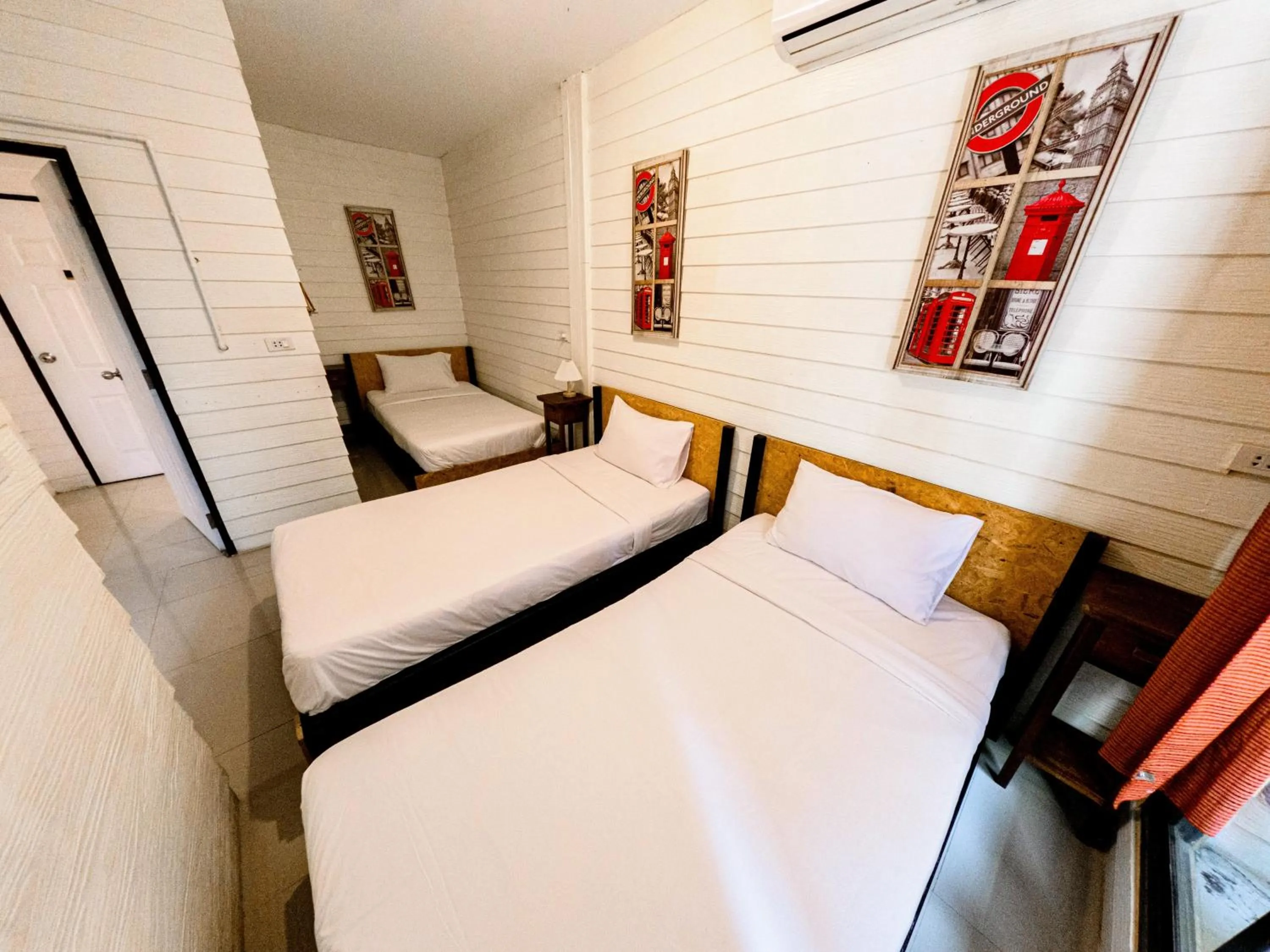 Photo of the whole room, Bed in Back Home Backpackers Hostel