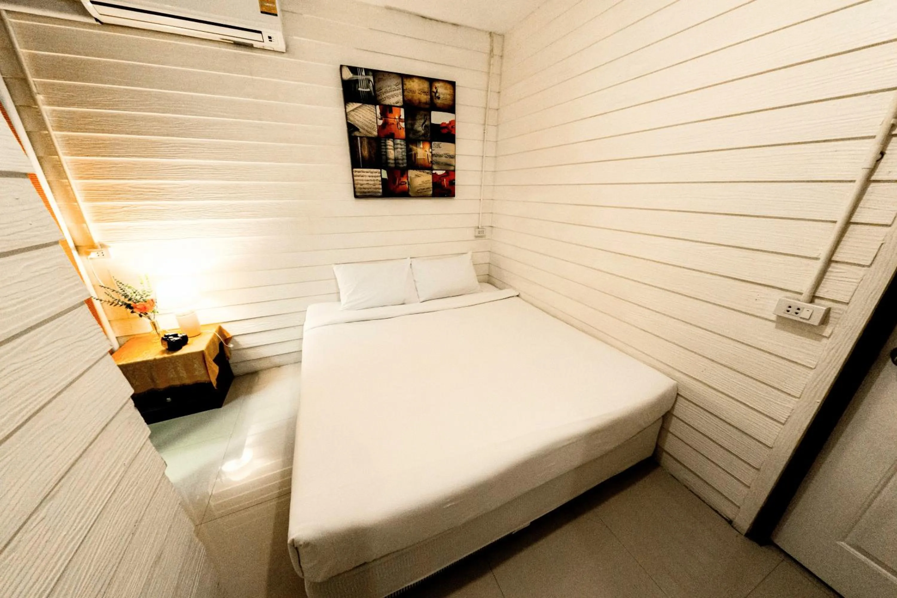 Bedroom, Bed in Back Home Backpackers Hostel