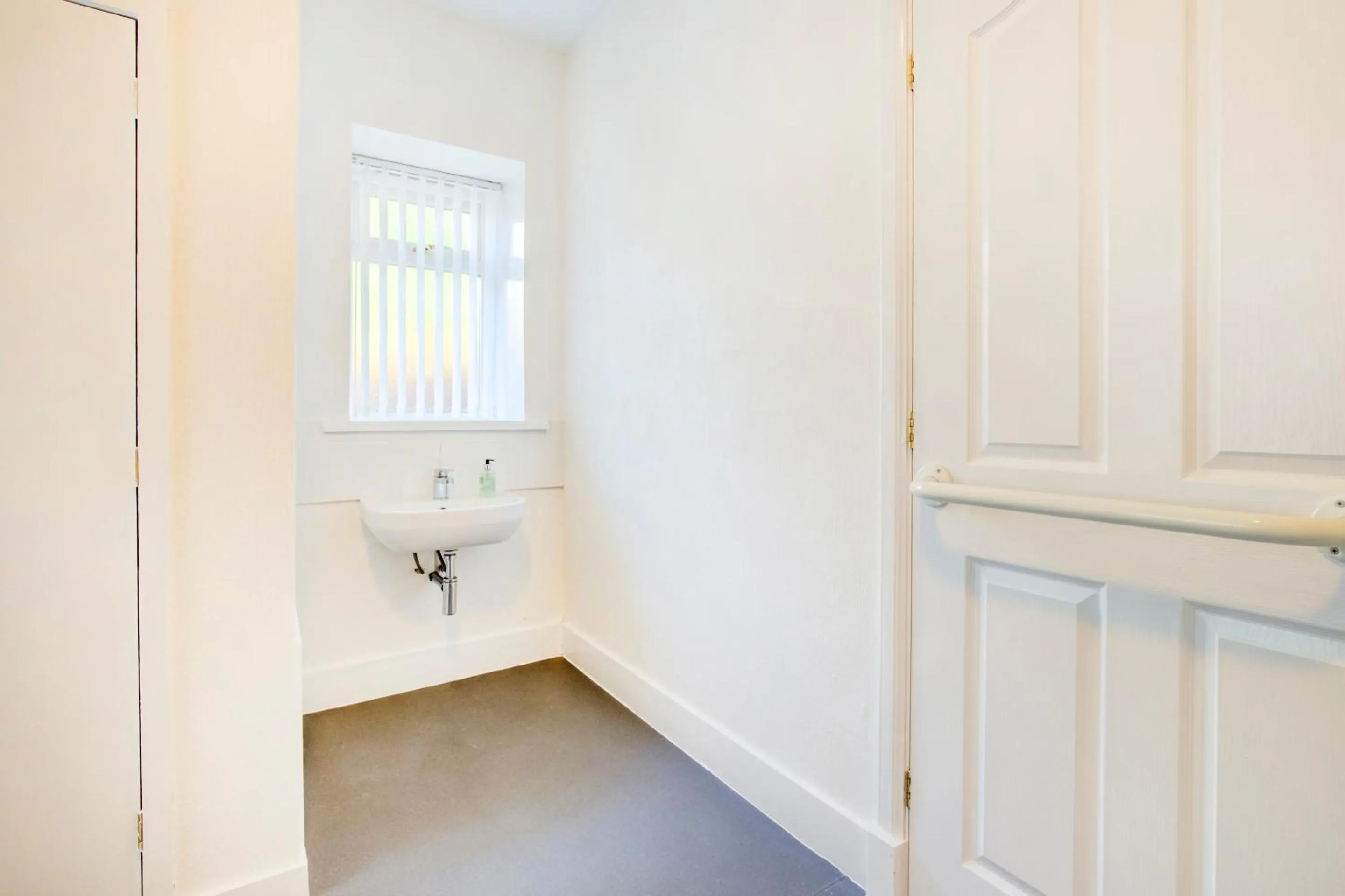 Bathroom in OYO Eastbank Hotel, Speyside Scotland