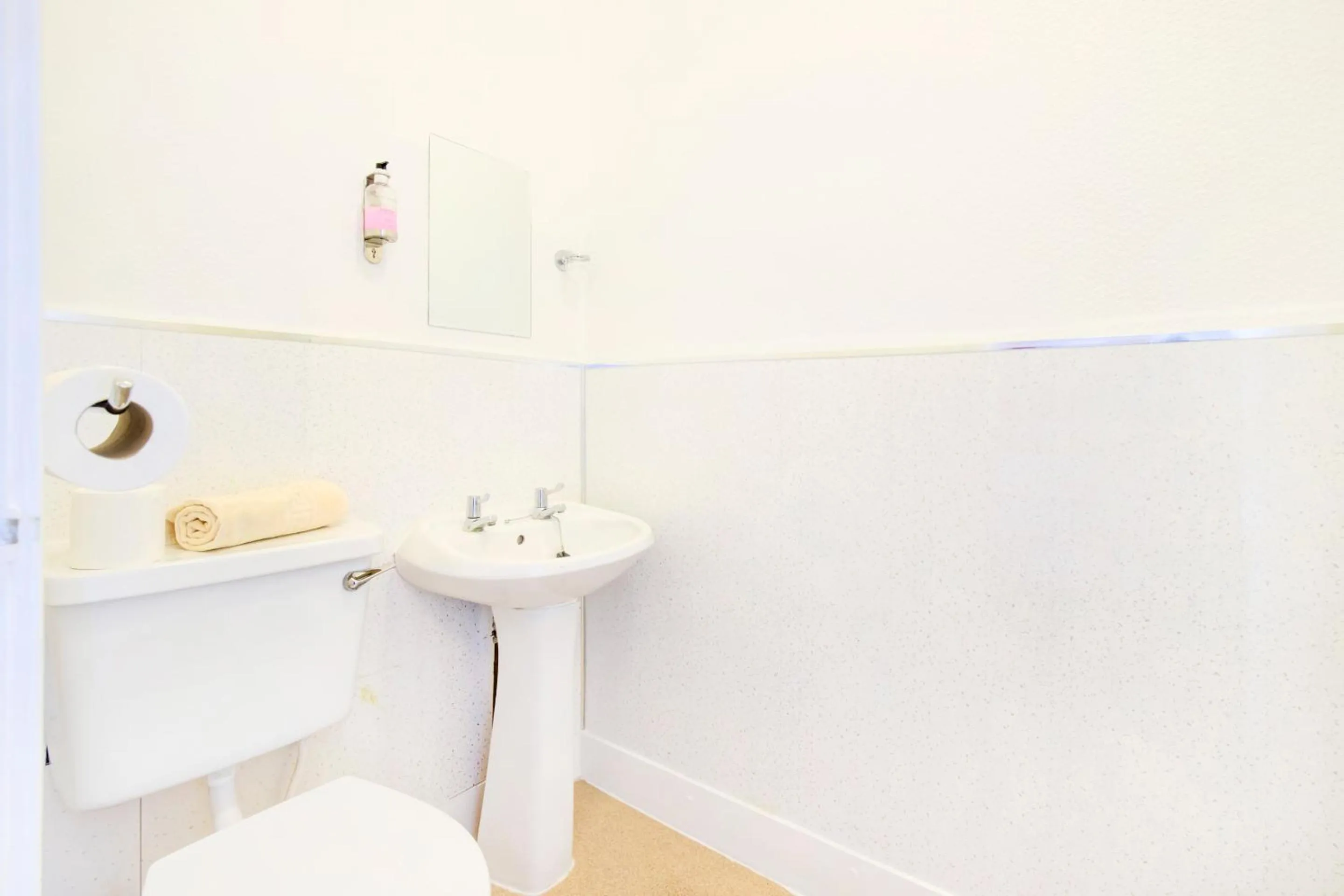 Bathroom in OYO Eastbank Hotel, Speyside Scotland