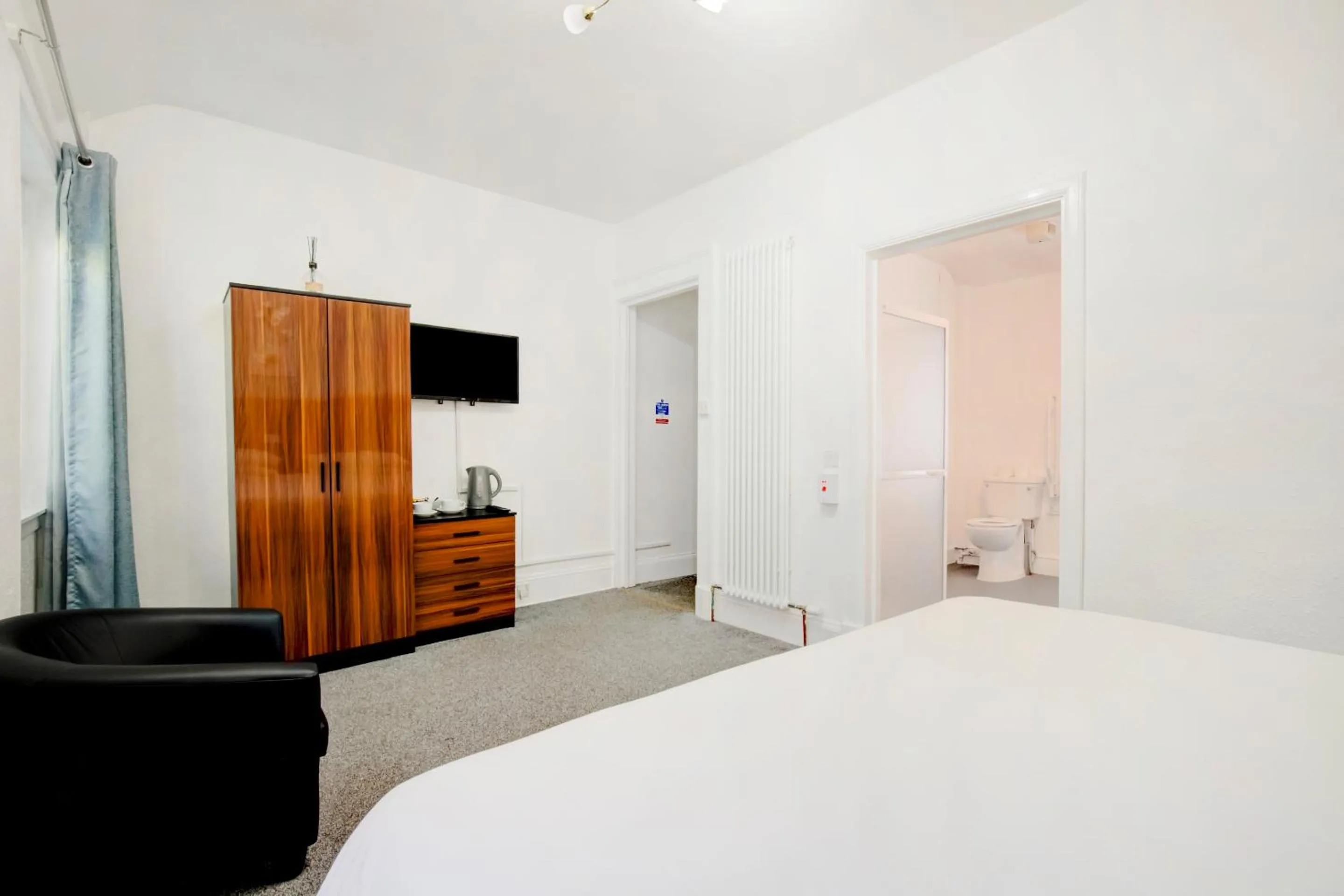 TV and multimedia in OYO Eastbank Hotel, Speyside Scotland