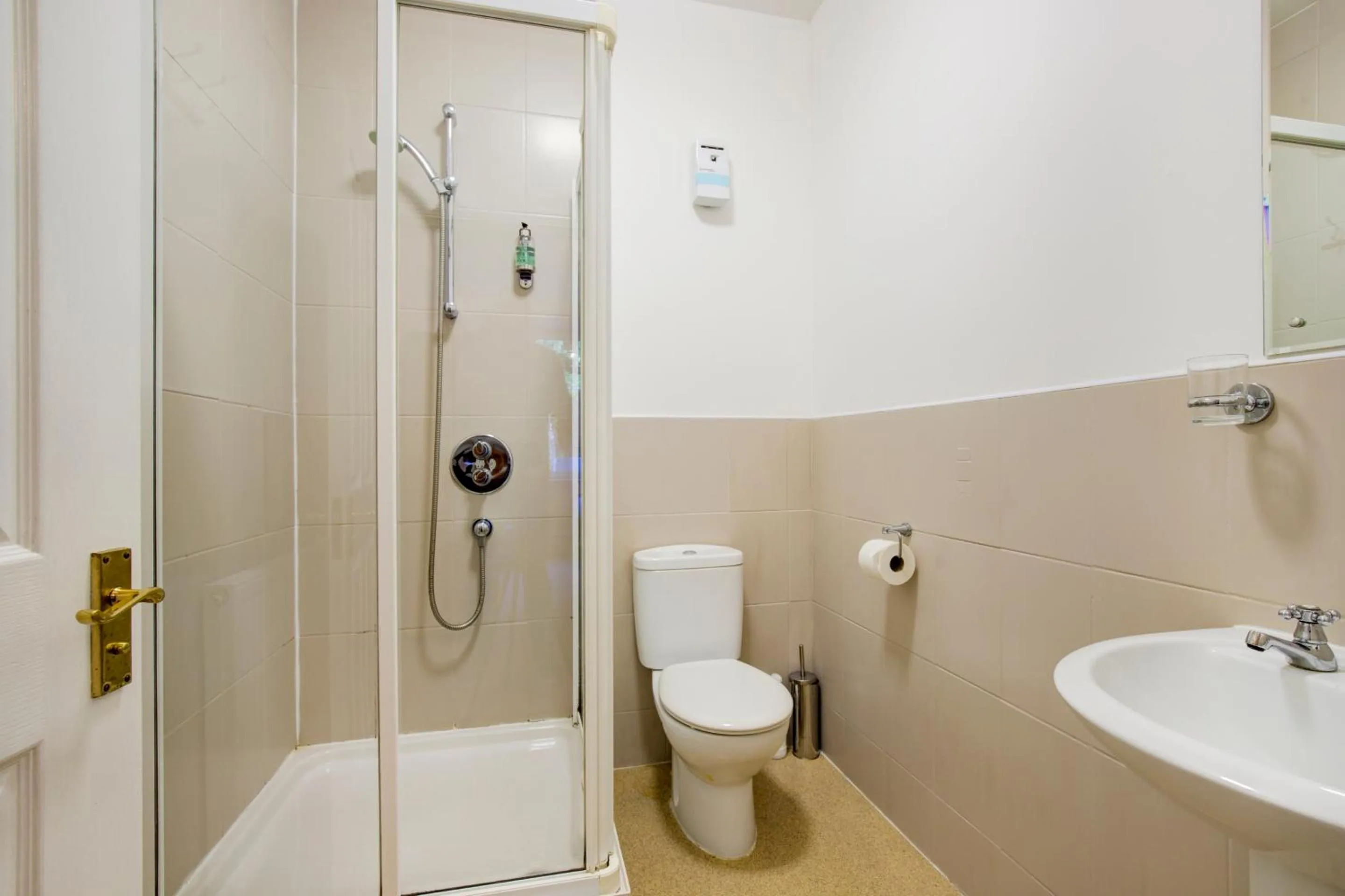 Bathroom in OYO Eastbank Hotel, Speyside Scotland