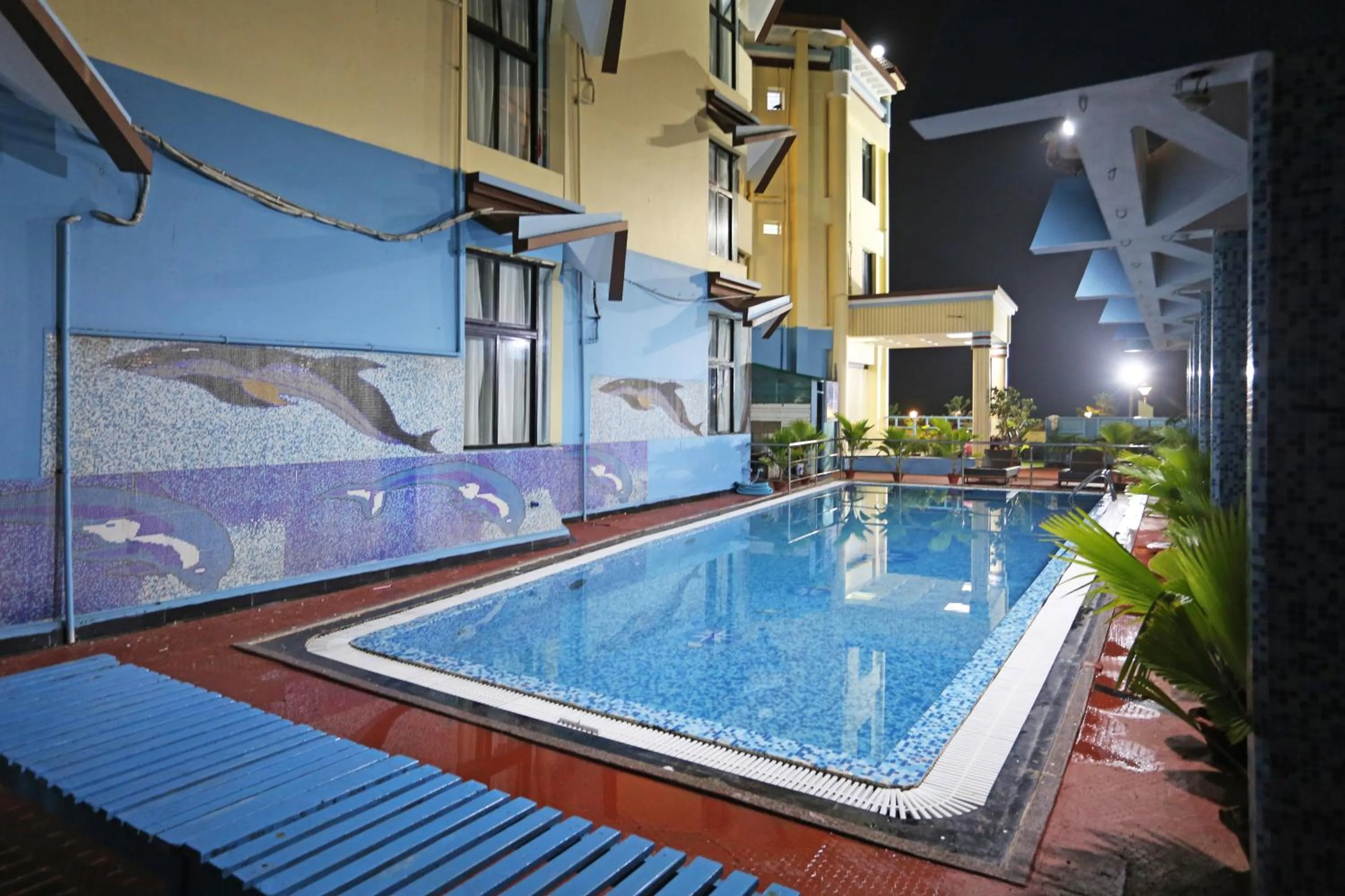Swimming pool in Hotel Niladri