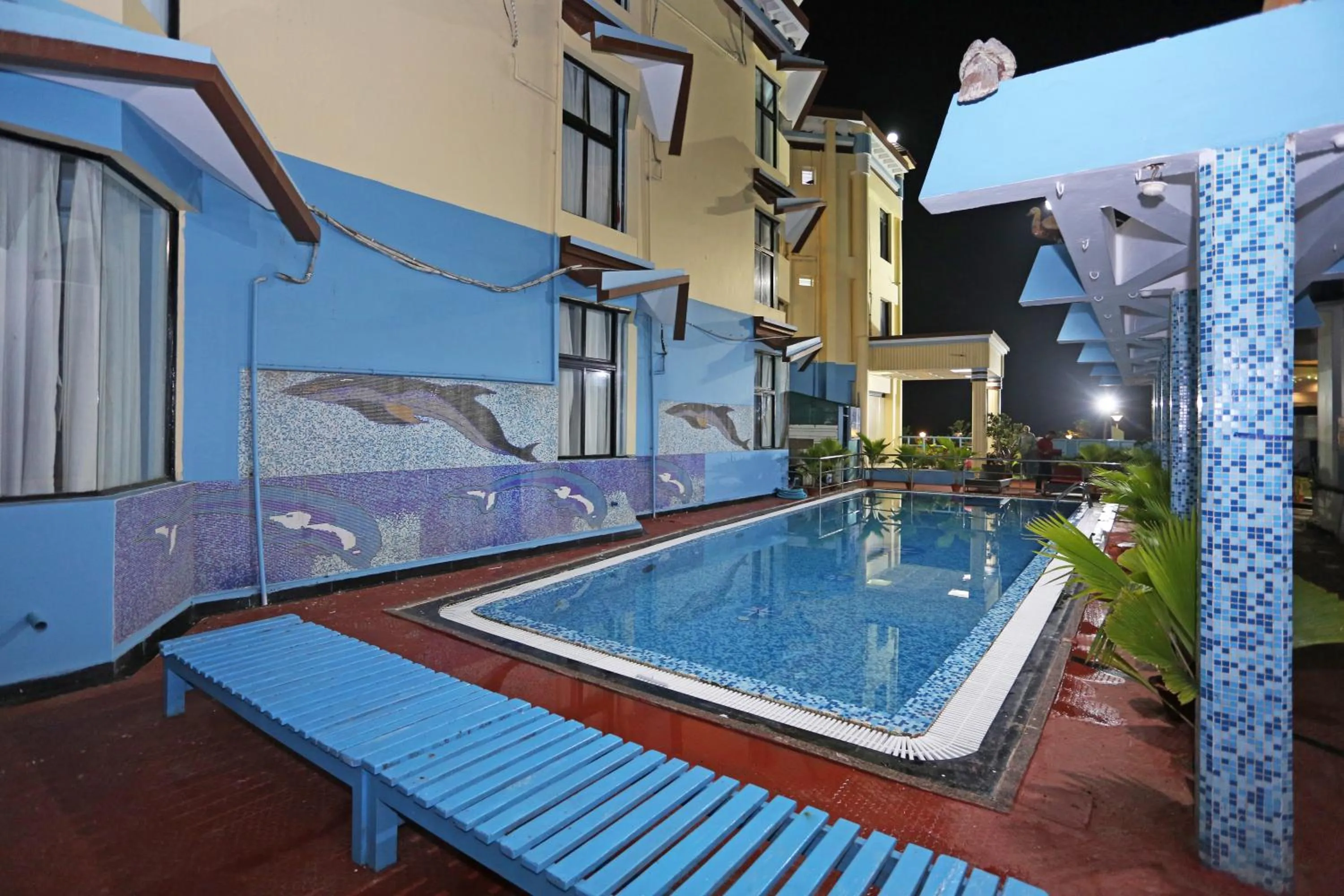 Swimming pool in Hotel Niladri
