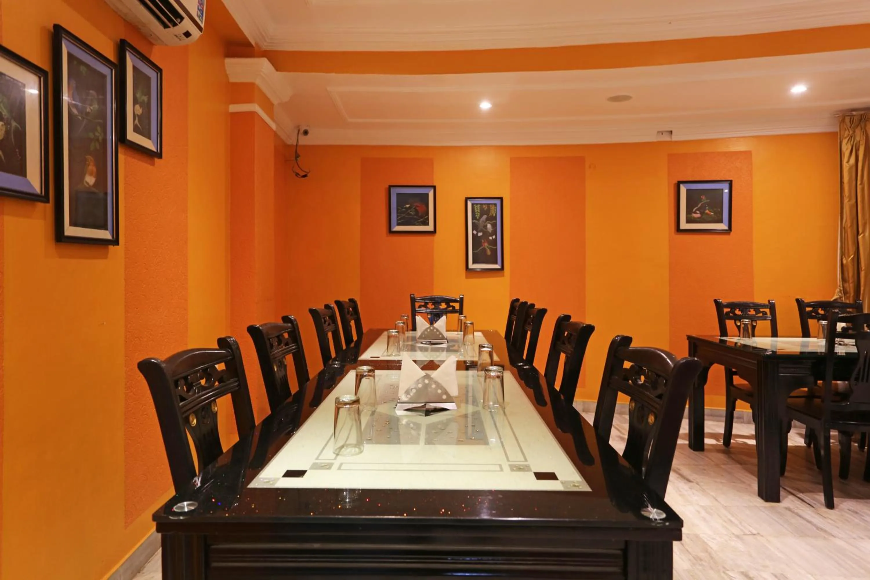 Restaurant/places to eat in Hotel Niladri