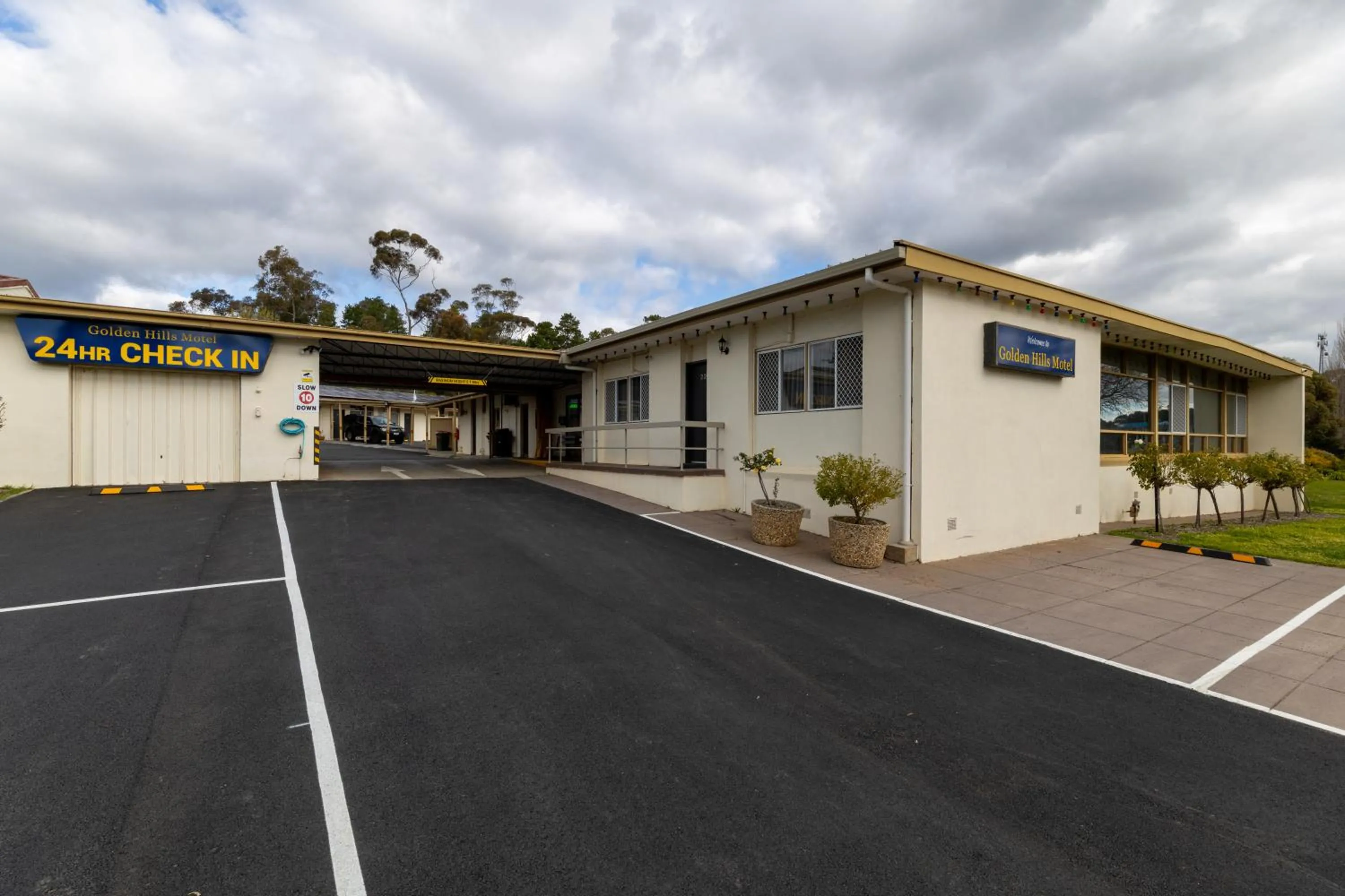 Property building in Golden Hills Motel