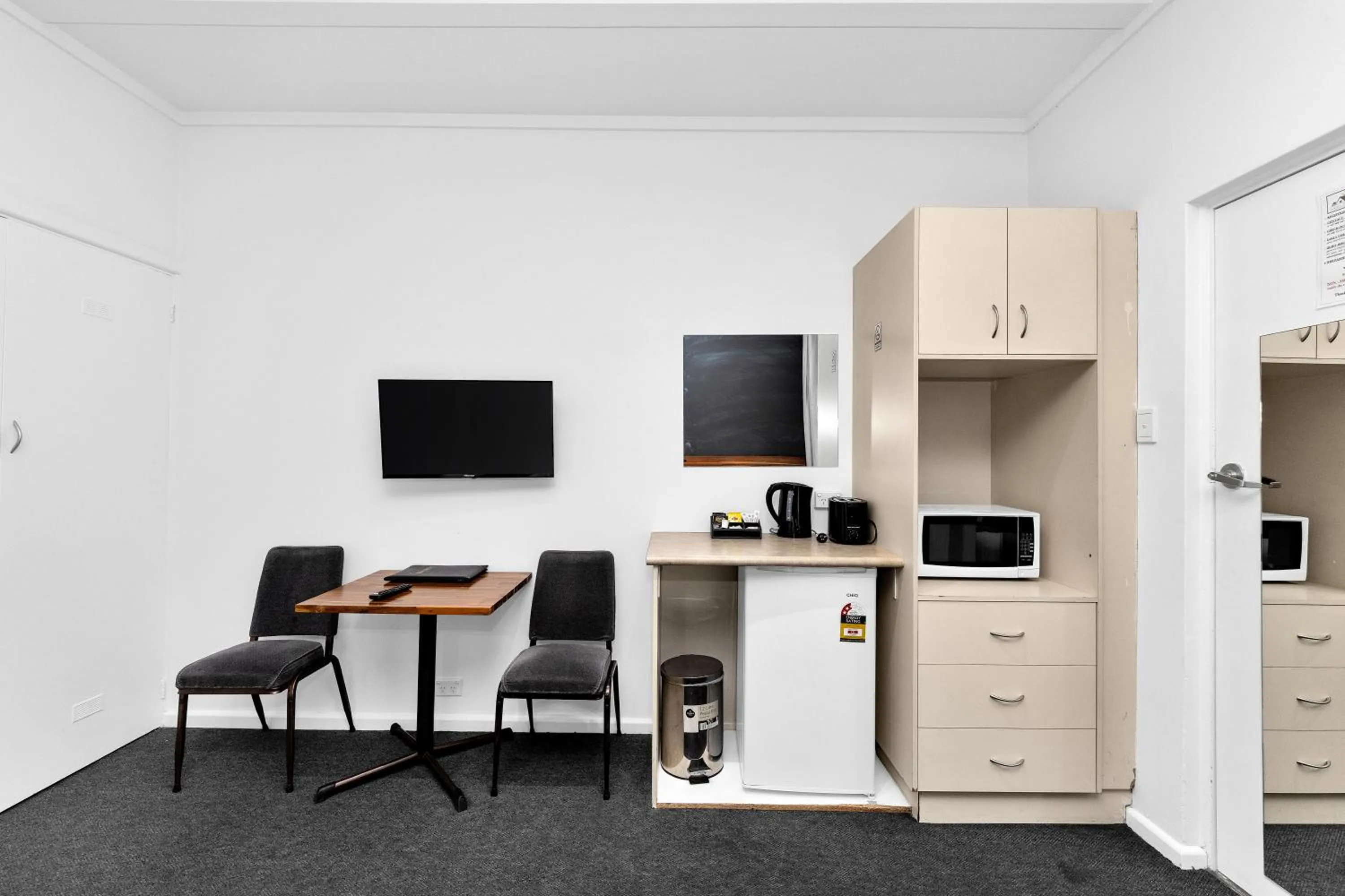 Kitchen or kitchenette in Golden Hills Motel