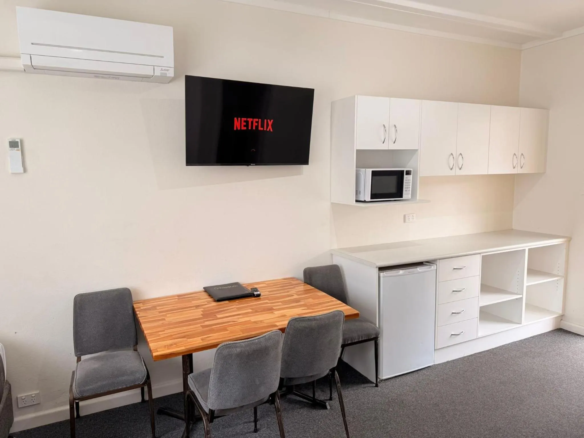 TV and multimedia in Golden Hills Motel