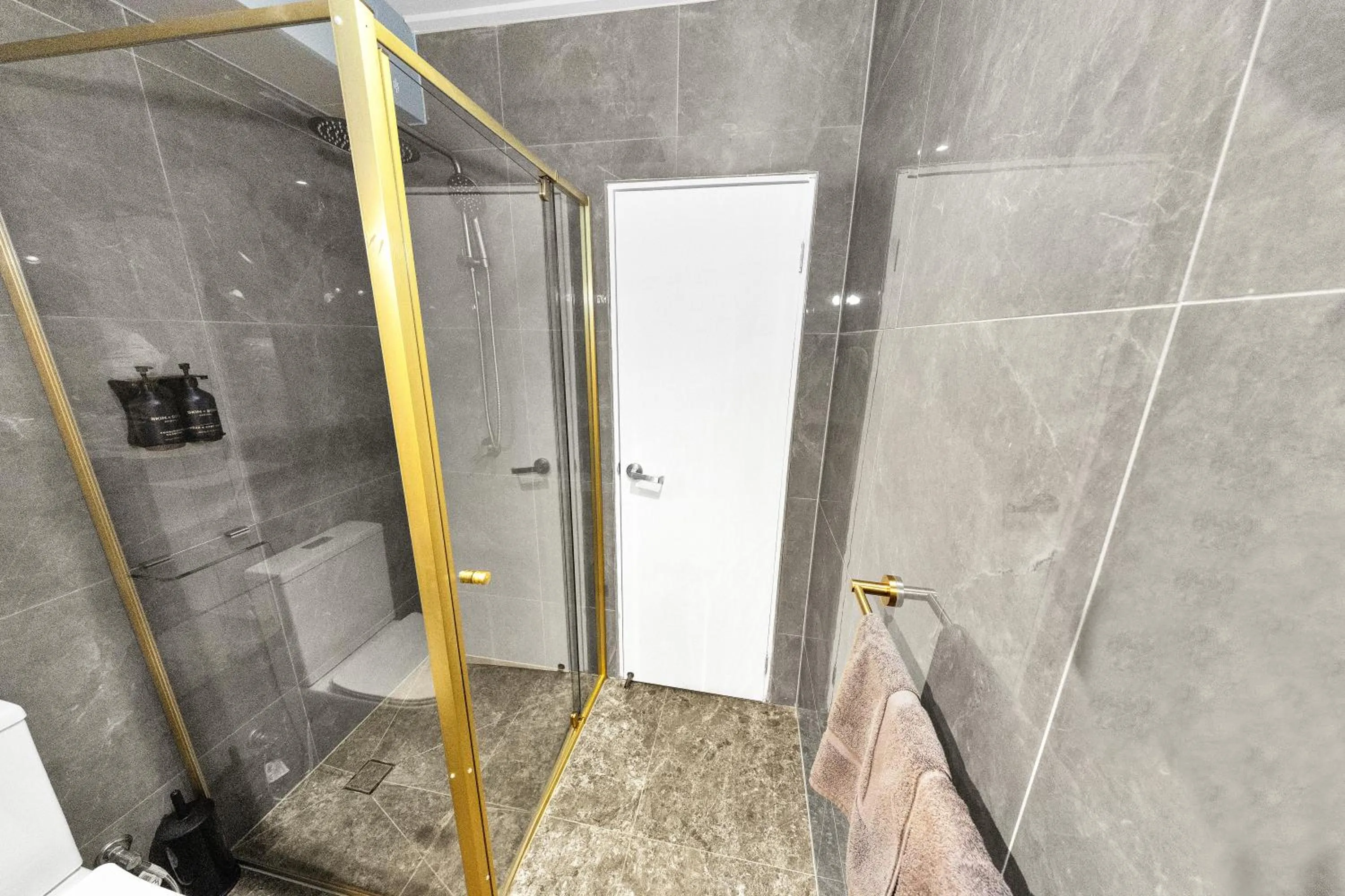 Bathroom in Golden Hills Motel